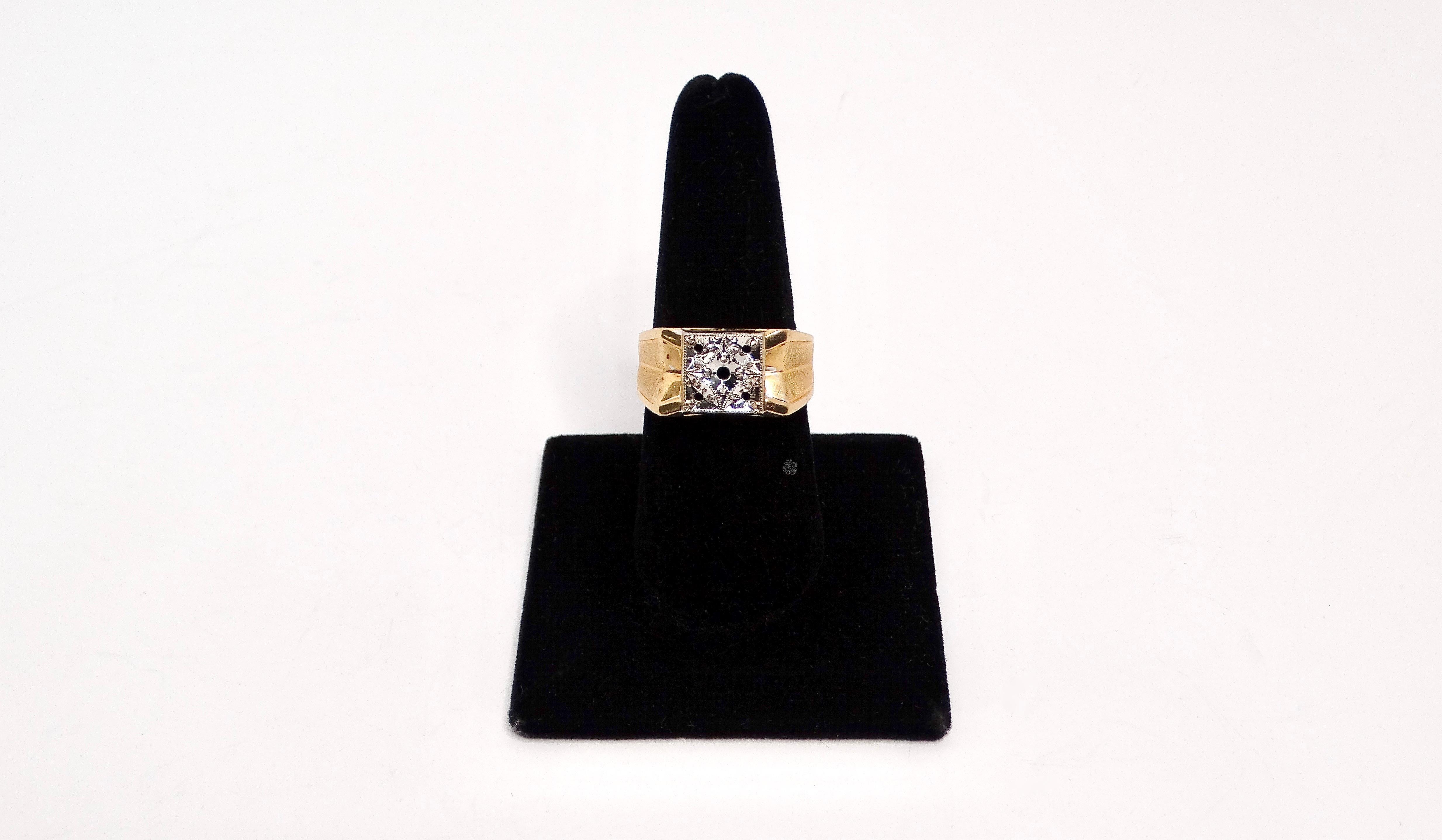 La bague à sertissage en or jaune 14k Circa 1970 est une pièce captivante qui respire le charme vintage et la sophistication. Dotée d'une monture carrée caractéristique, cette bague de cocktail en or témoigne des designs audacieux et uniques de