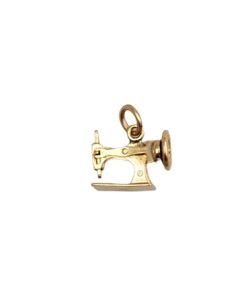 Vintage 14 karat yellow gold sewing machine pendant -

This lovely sewing machine charm captures the art of crafting and is set in beautifully detailed 14K yellow gold.

Size: 10.8mm x 7.1mm

Stamped: 14K

Weight: 1.64 gr./ 1.1 dwt.

Chain not