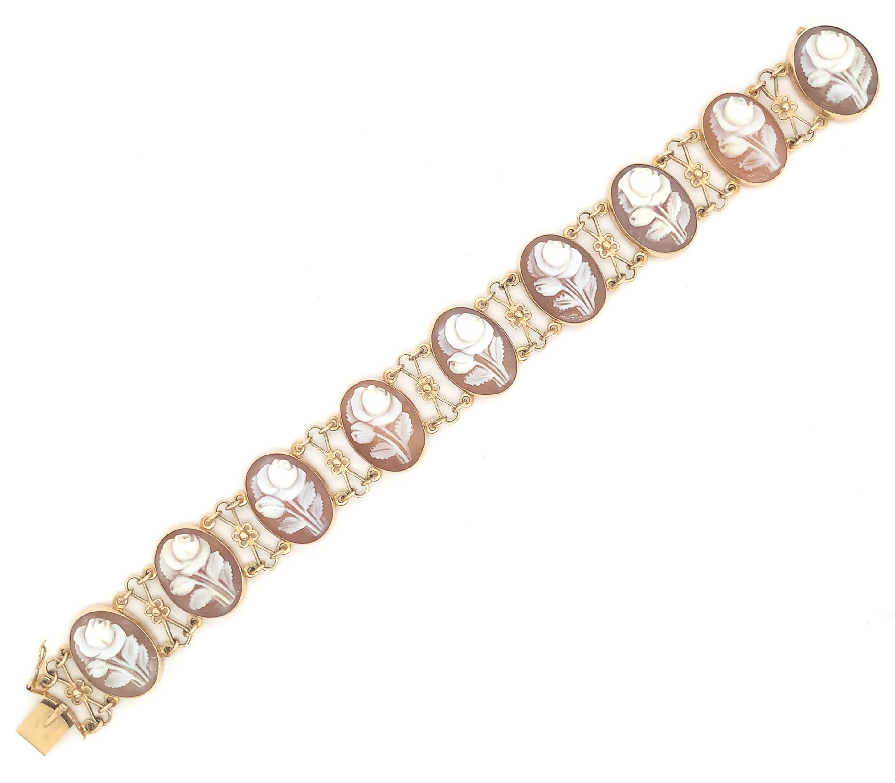14K Gelbgold Muschelkamee-Armband. Die orange-braune und cremefarbene Kamee zeigt geschnitzte Rosen. Die Kameen messen knapp 3/4