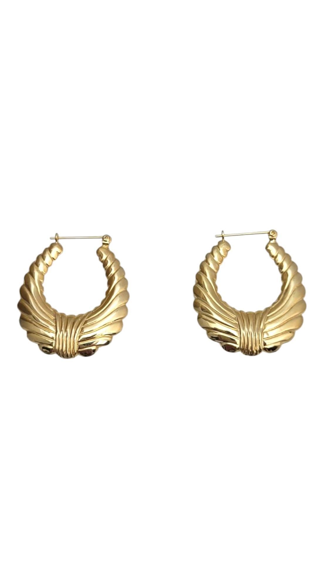 Orecchini a cerchio con gamberetti in oro giallo 14K-

Intramontabili e versatili, questi orecchini a cerchio in oro giallo 14k sono un must per ogni collezione di gioielli. Con la loro finitura elegante e lucida e il design classico, passano senza