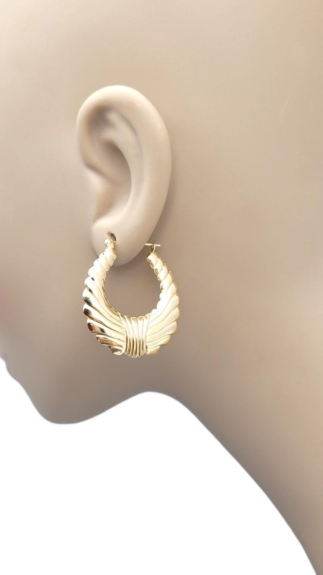 Orecchini a cerchio con gamberetti in oro giallo 14K #21645 in vendita 2