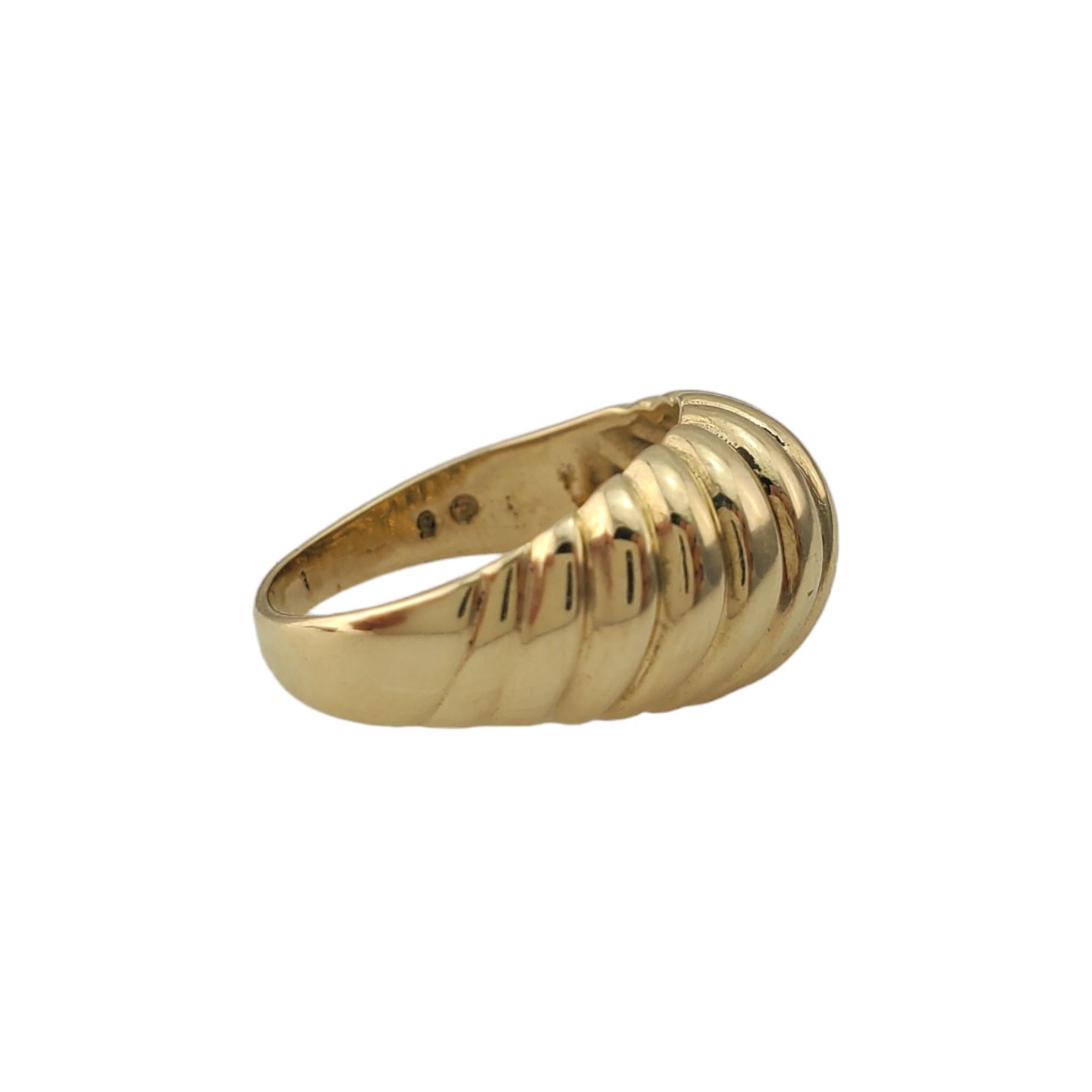14K Yellow Gold Shrimp Style Dome Ring Size 5

Trendy yellow gold ring with shrimp style details in 14K yellow gold.

Hallmark: Ma 14K 

Weight: 4.64 g/ 2.98 dwt.

Ring Size: 5

Shank: 2.32 mm

Very good condition, professionally polished.

Will
