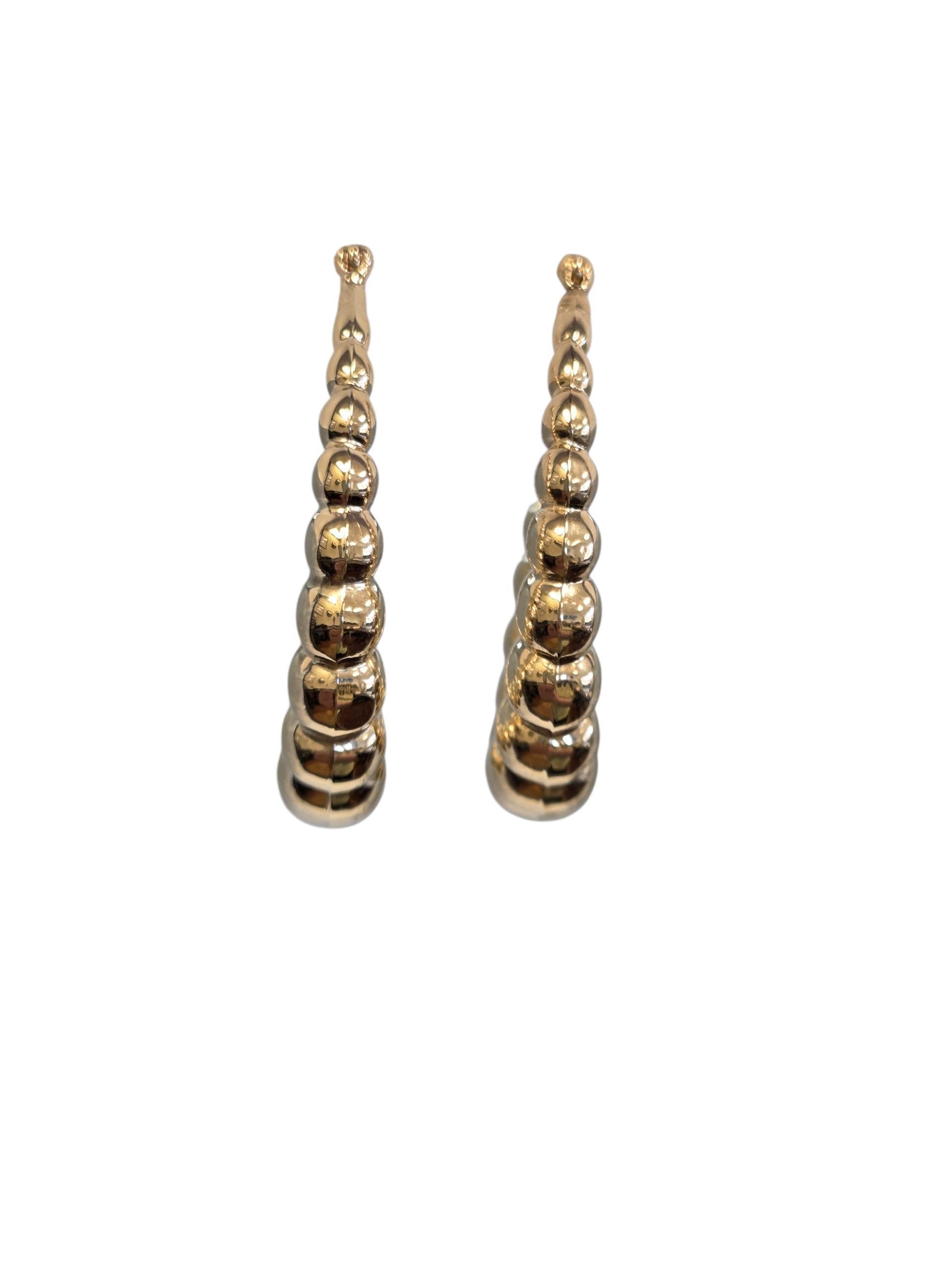 Orecchini a cerchio stile gambero in oro giallo 14K

Classici e scolpiti, questi cerchi in oro giallo 14k aggiungono un tocco raffinato di consistenza e lucentezza a qualsiasi look.

Punzone: 14k

Peso: 4,8g / 3,1dwt

Dimensioni: 38,2 mm X 7,4 mm X