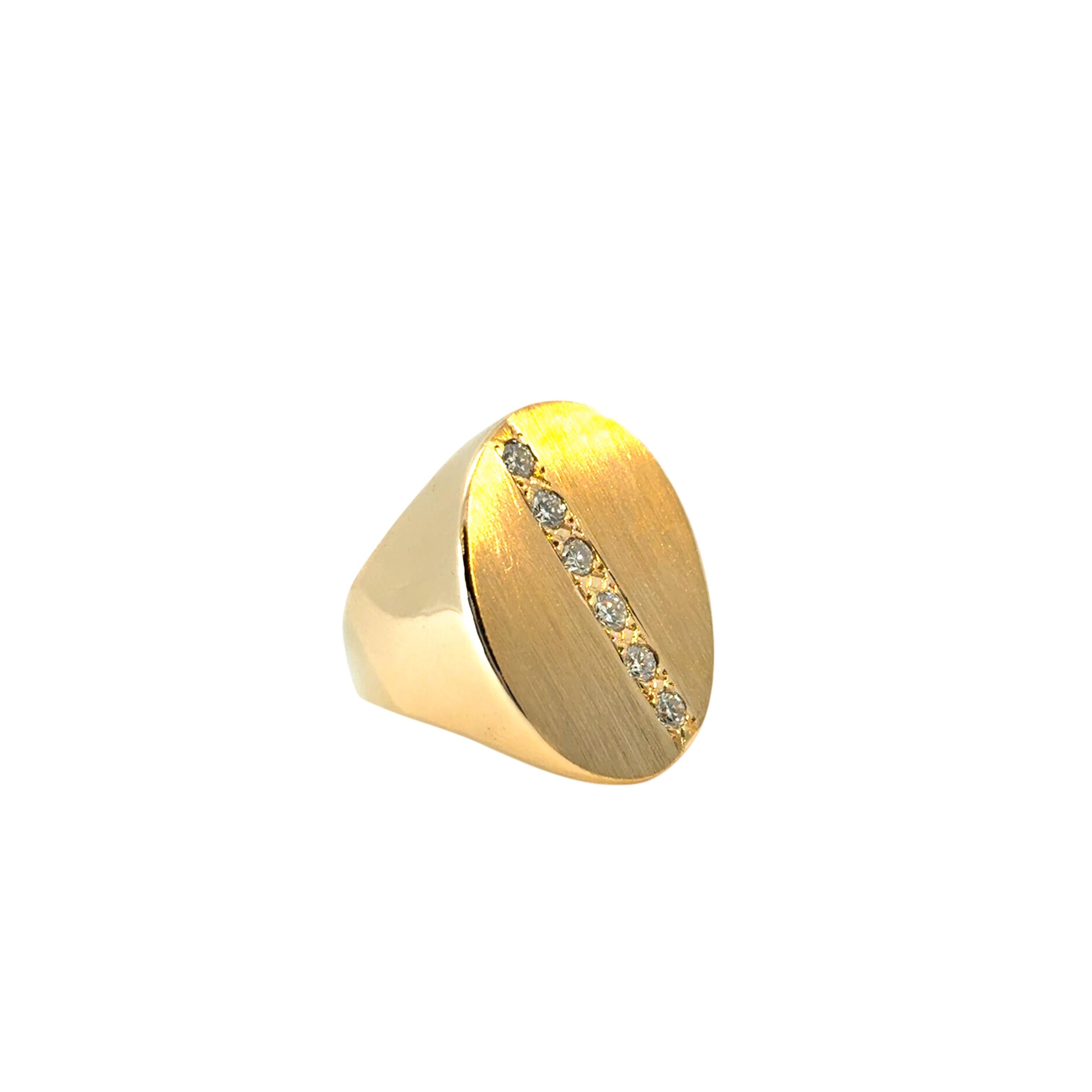 Questo anello con sigillo in oro 14K è in ottime condizioni ed è pronto per essere spedito!

Stile: Anello con diamante in oro giallo
Materiale: oro giallo 14k
Dettagli sui diamanti: Diamanti Nature
Peso dei diamanti: I diamanti sono circa 0,20