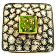 Bague plateau carré en or jaune 14 carats, péridots, mosaïque de roses et diamants