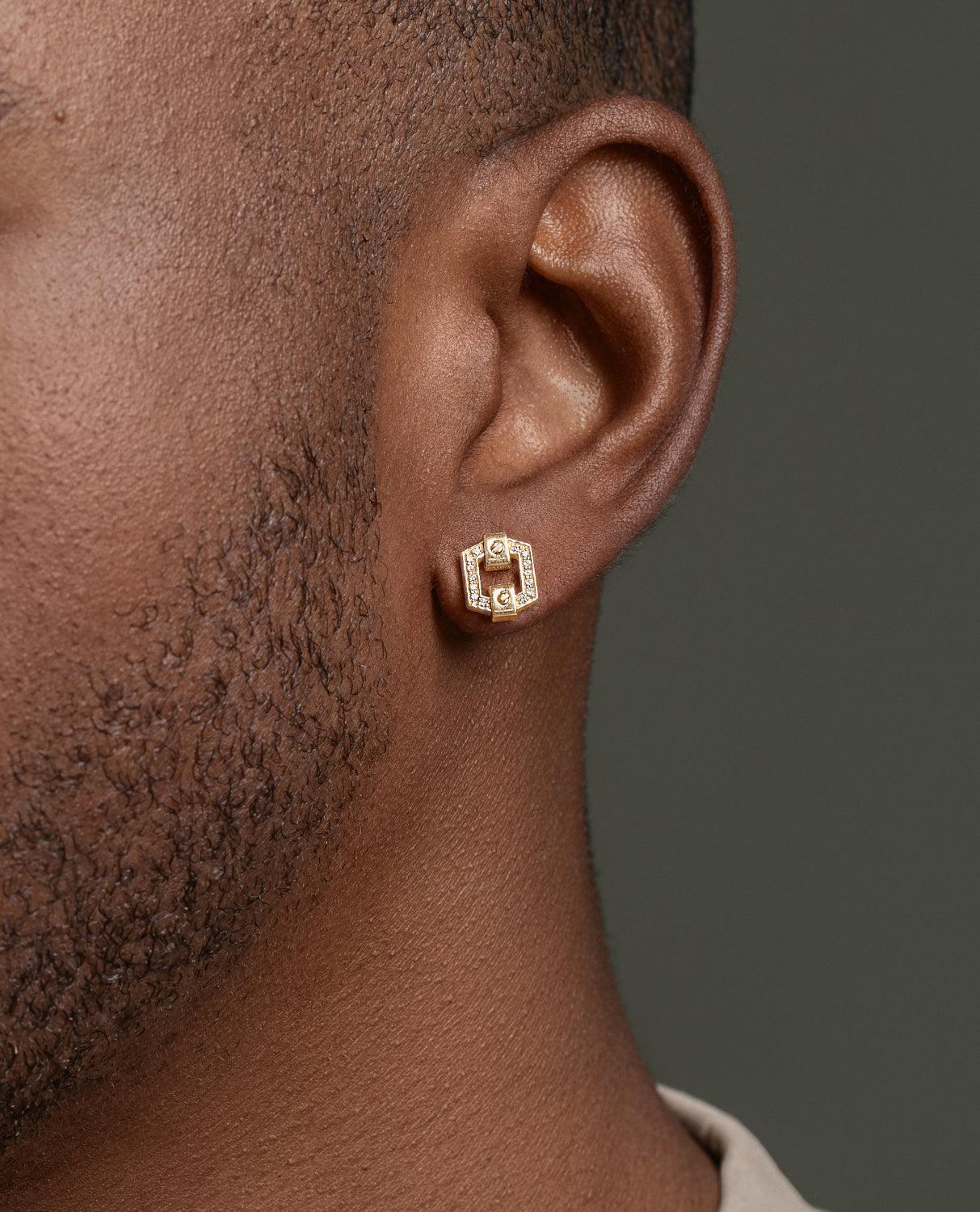 Ikonischer NORTHSTAR Gold-Ohrstecker mit 0,09ct Diamanten. Die Rockford-Ohrstecker sind mit weißen Diamanten in Gold erhältlich. Versandfertige Ohrringe sind vorproduzierte, ungetragene Stücke. Diese Ohrringe haben eine kurze Bearbeitungszeit von