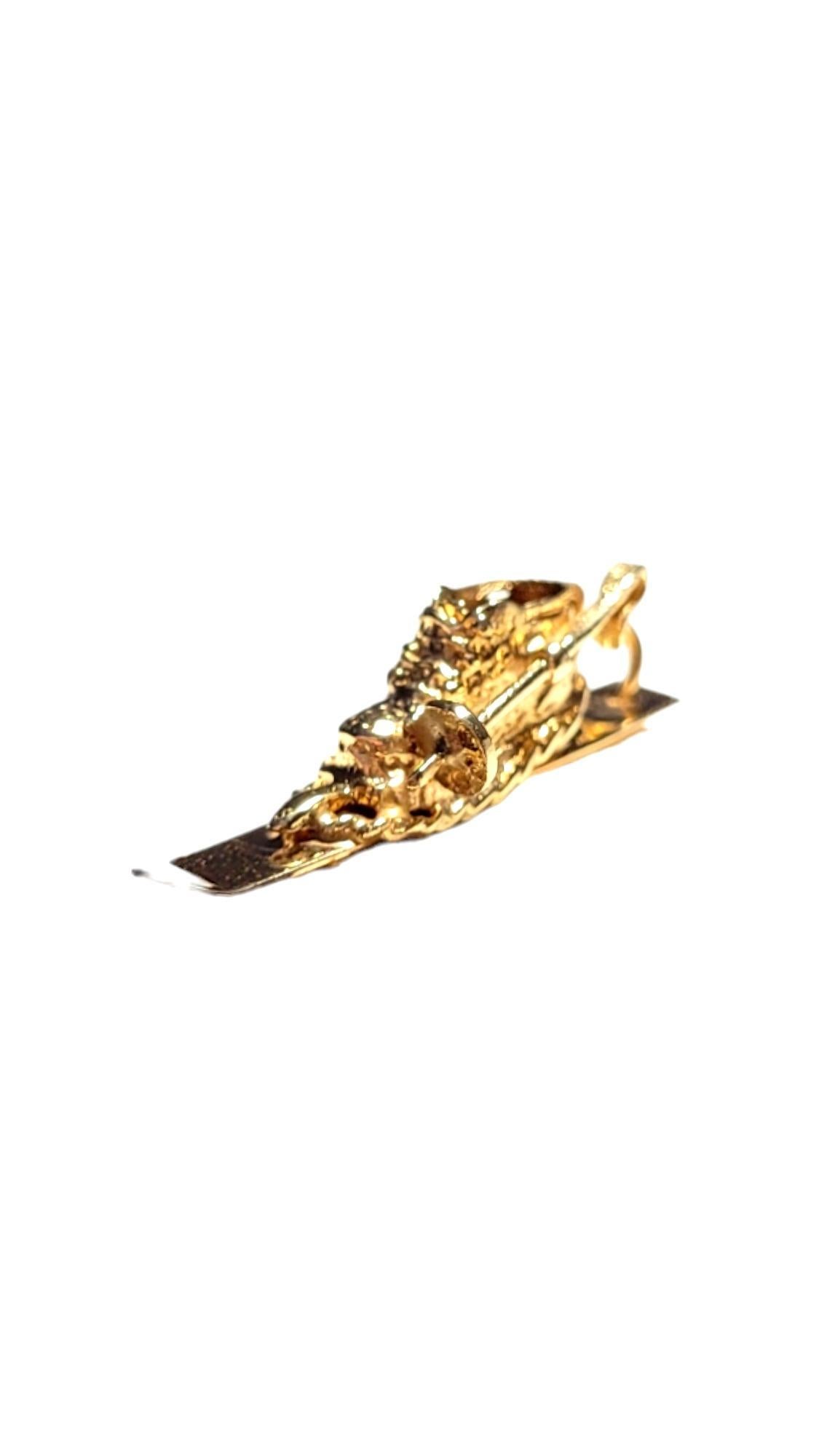 Charm de bota de esquí de oro amarillo de 14 quilates- 

Este adorable colgante añade un toque de emoción a tu colección y es perfecto para la colección de joyas de cualquier esquiador. 

Tamaño: 33,3 mm X 10,0 mm X 8,4 mm

Peso: 2,0 dwt/ 3,1