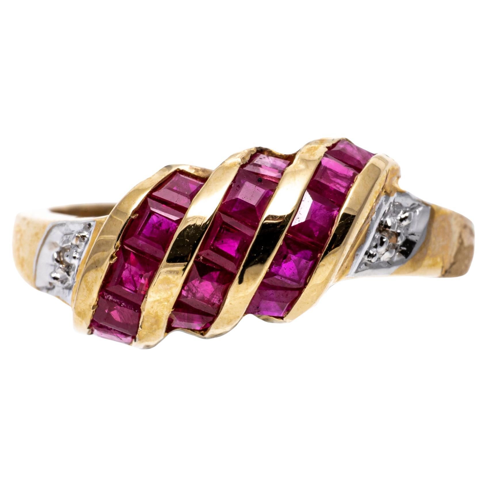 Anillo de oro amarillo de 14 quilates en forma de cúpula cuadrada inclinada de rubí con diamantes