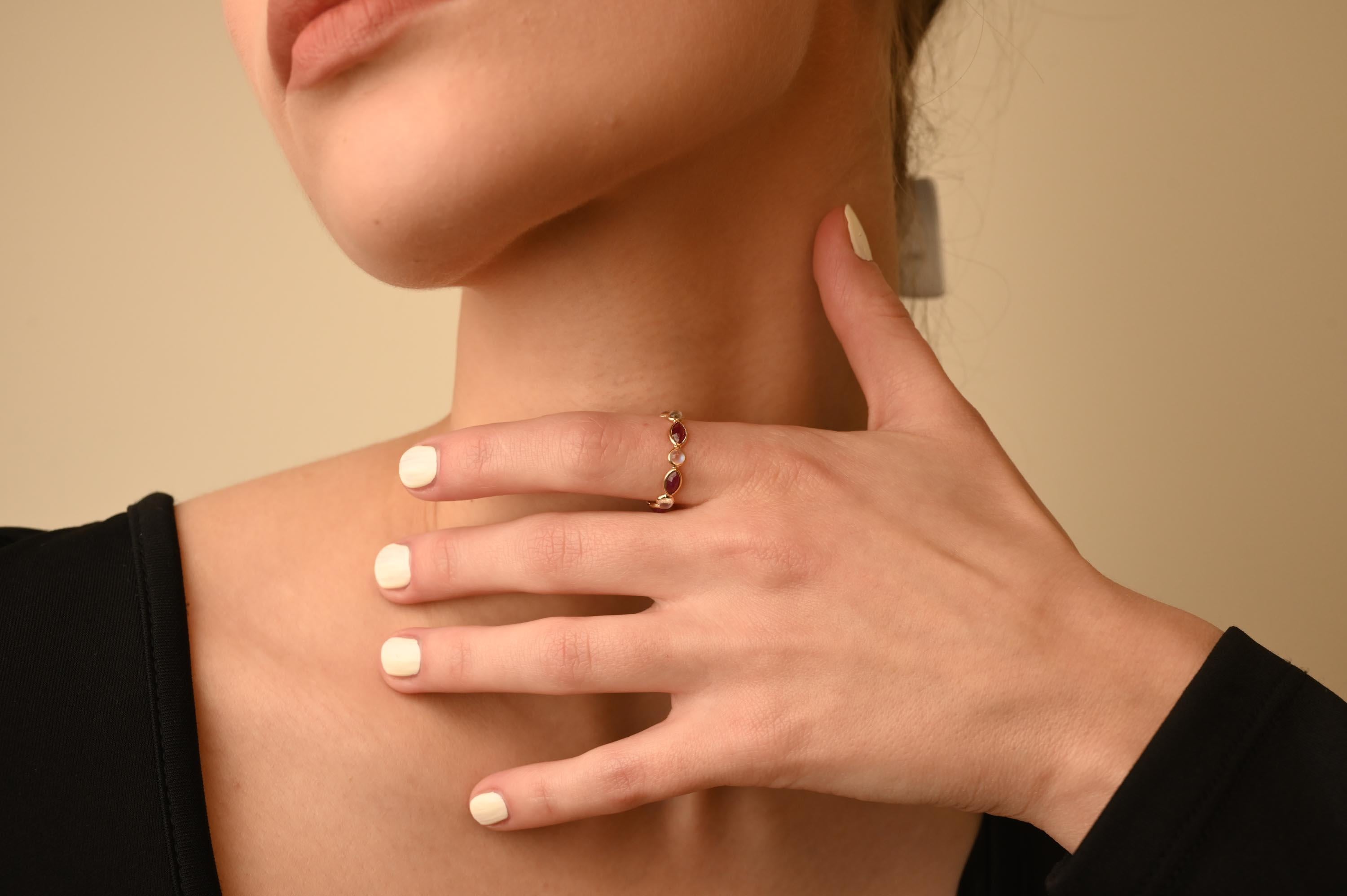 En vente :  Bague d'éternité empilable en or jaune 14 carats avec pierre de lune arc-en-ciel et rubis 13