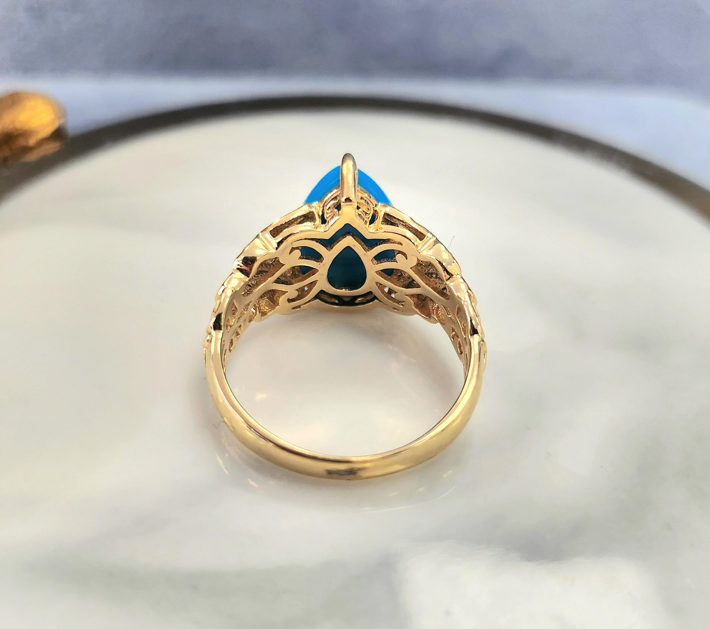 Questo splendido anello di turchese Arizona Sleeping Beauty è il perfetto connubio tra una bellezza senza tempo e un'intricata lavorazione artigianale. Caratterizzato da un lucente turchese cabochon a forma di pera (14,5 x 10 mm), questo pezzo