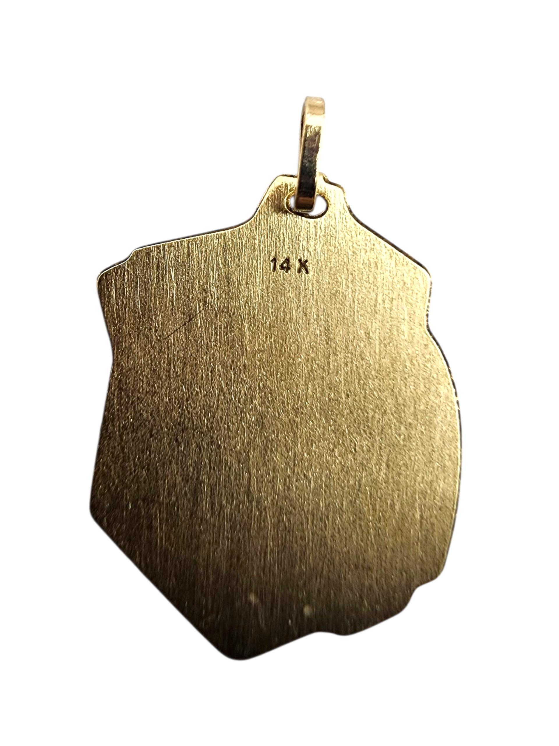 Charm de machine à sous en or jaune 14K

Cette breloque de machine à sous en or jaune 14 carats ajoute une touche ludique à toute collection de bijoux. Doté de détails complexes et d'une finition polie, il évoque les plaisirs du casino et les