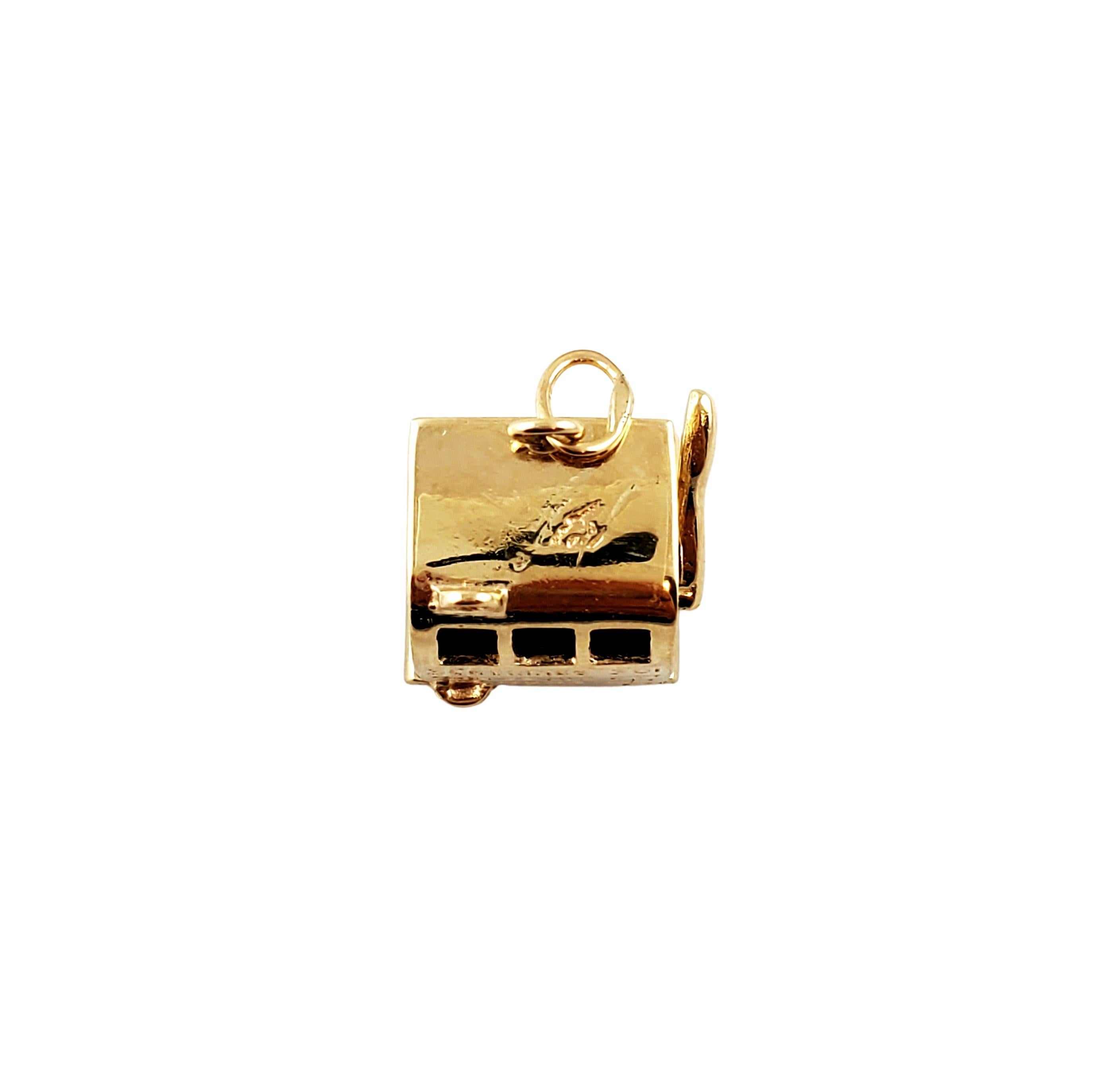14K Yellow Gold Slot Machines Charm In Good Condition In Washington Depot, CT