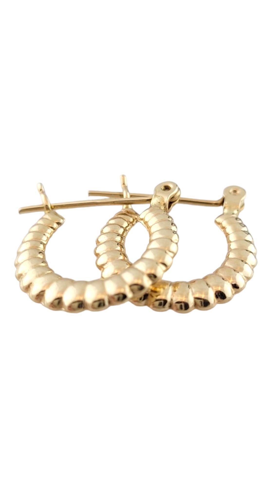 Vintage 14K Yellow Gold Small Bubble Hoop Earrings 

This adorable set of small hoops have a beautiful, bubbled pattern and is made from 14K yellow gold!

Diameter: 14.2mm 
Width: 1.87mm

Weight: 0.6 dwt/ 0.94 g

Hallmark: 14K

Very good condition,