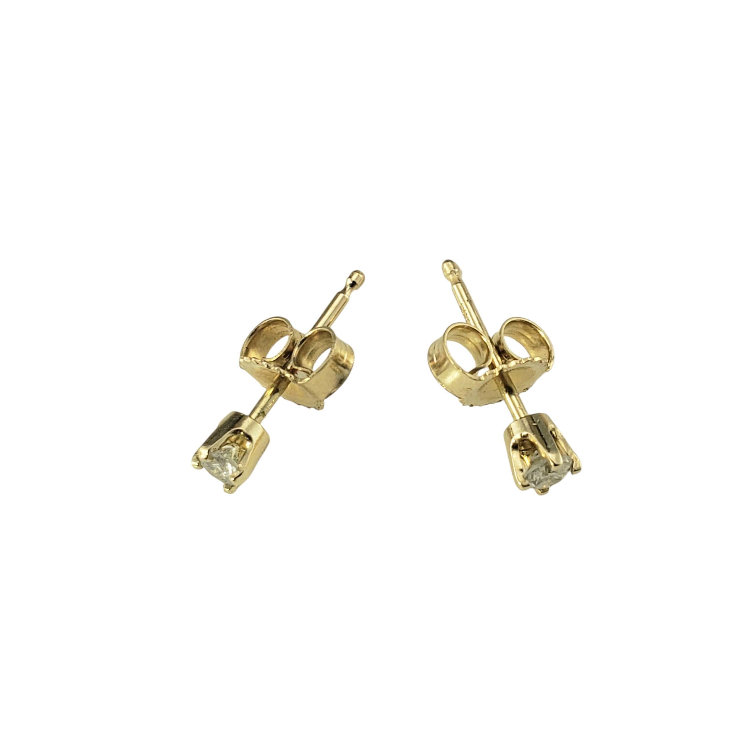 Orecchini con diamanti in oro giallo 14K

Questi delicati orecchini con perno di diamante presentano ciascuno uno scintillante diamante rotondo incastonato nel classico oro giallo 14K. Chiusure push back.

Peso totale approssimativo del diamante: