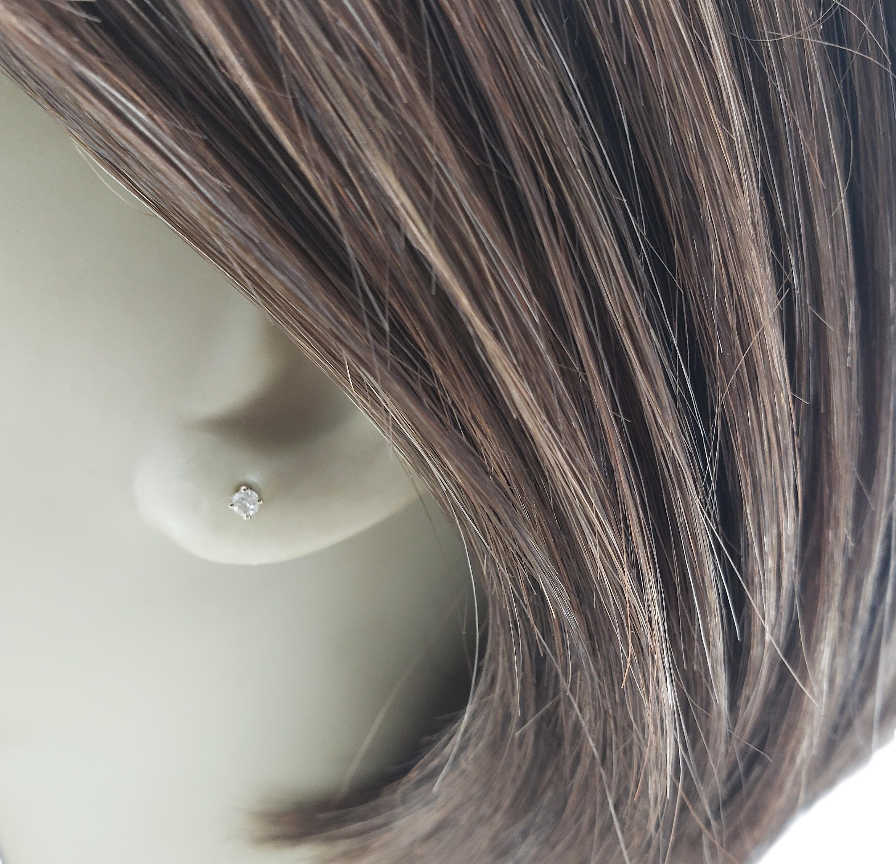 Donna Orecchini con diamante piccolo in oro giallo 14K #23086 in vendita