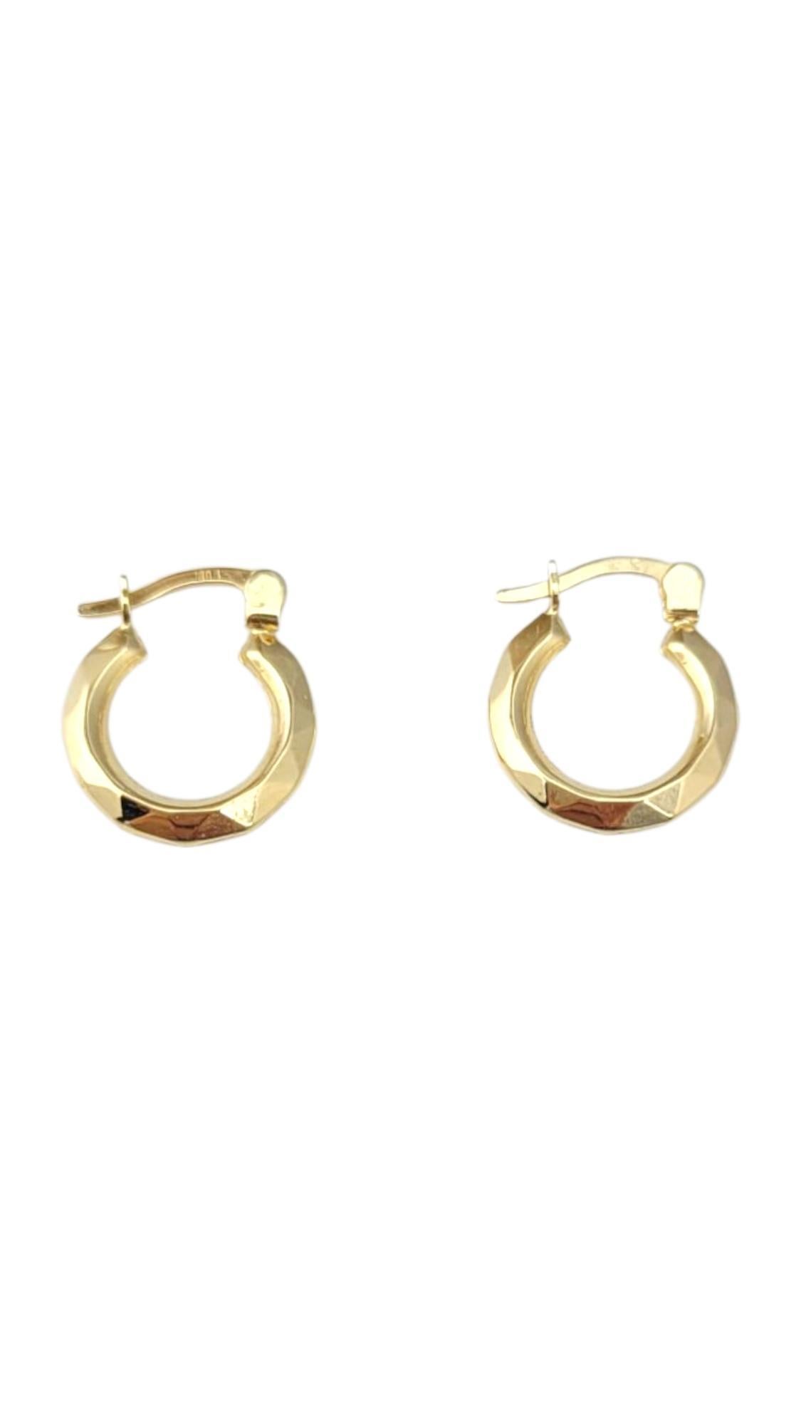Pendientes de aro pequeños de oro amarillo de 14 quilates 

Estos pendientes de aro pequeños de oro amarillo de 14k ofrecen un encanto delicado y discreto. Su diseño compacto las hace perfectas para llevarlas a diario, ya que añaden un sutil toque