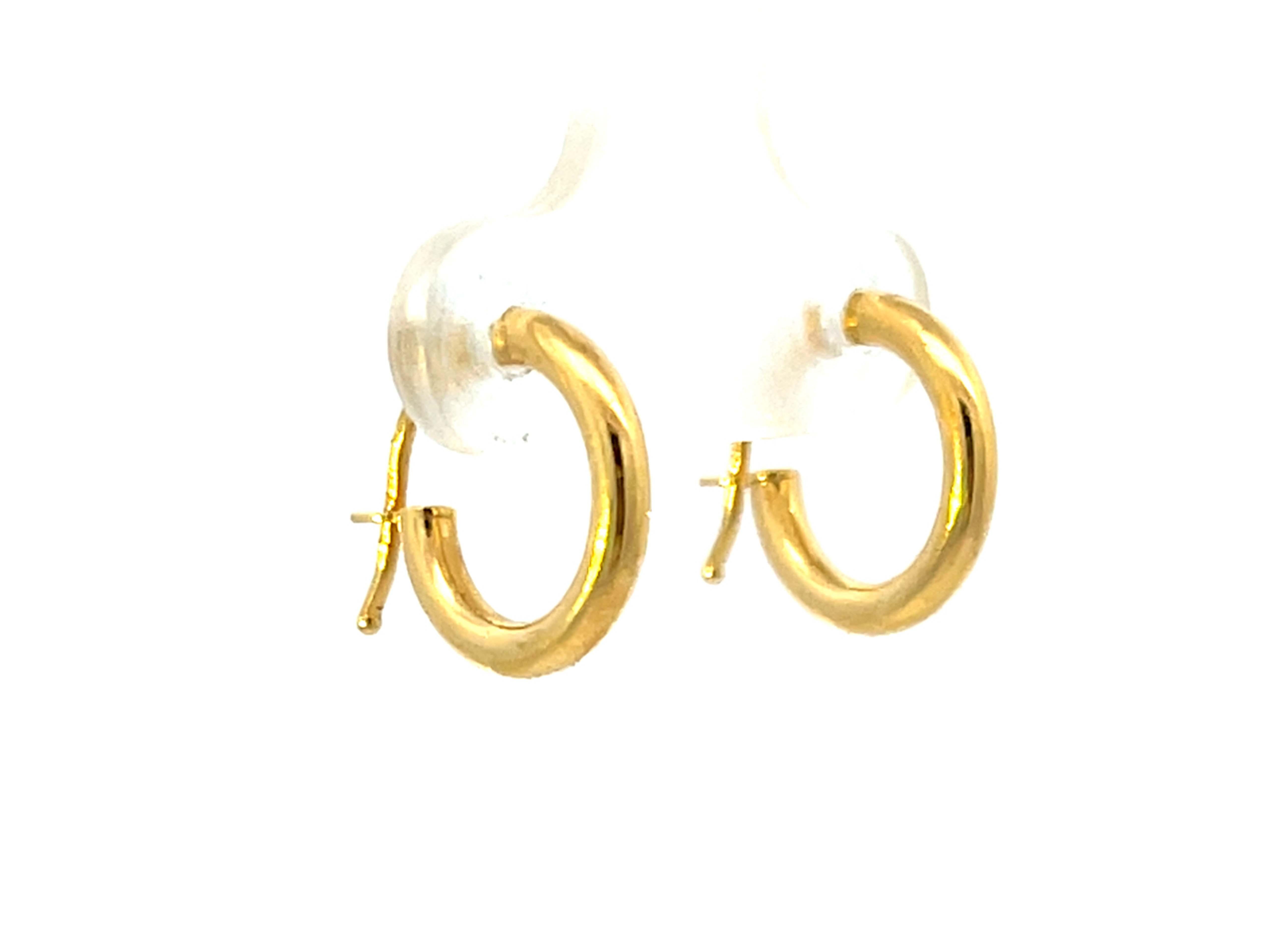 Moderno Orecchini a cerchio piccoli in oro giallo 14K con spessore di 2 mm e diametro di 15,5 mm in vendita