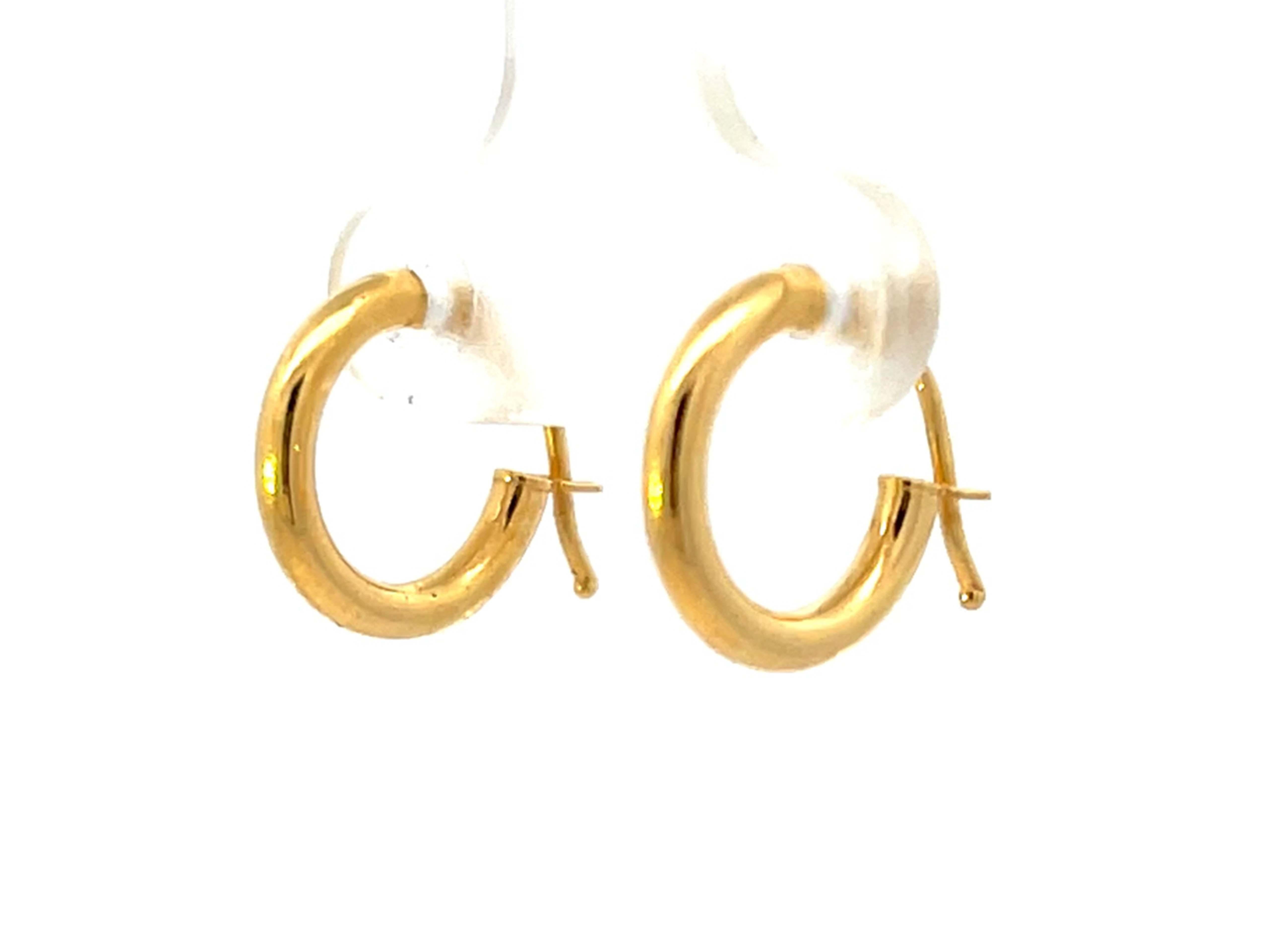 Orecchini a cerchio piccoli in oro giallo 14K con spessore di 2 mm e diametro di 15,5 mm In condizioni Nuovo in vendita a Honolulu, HI