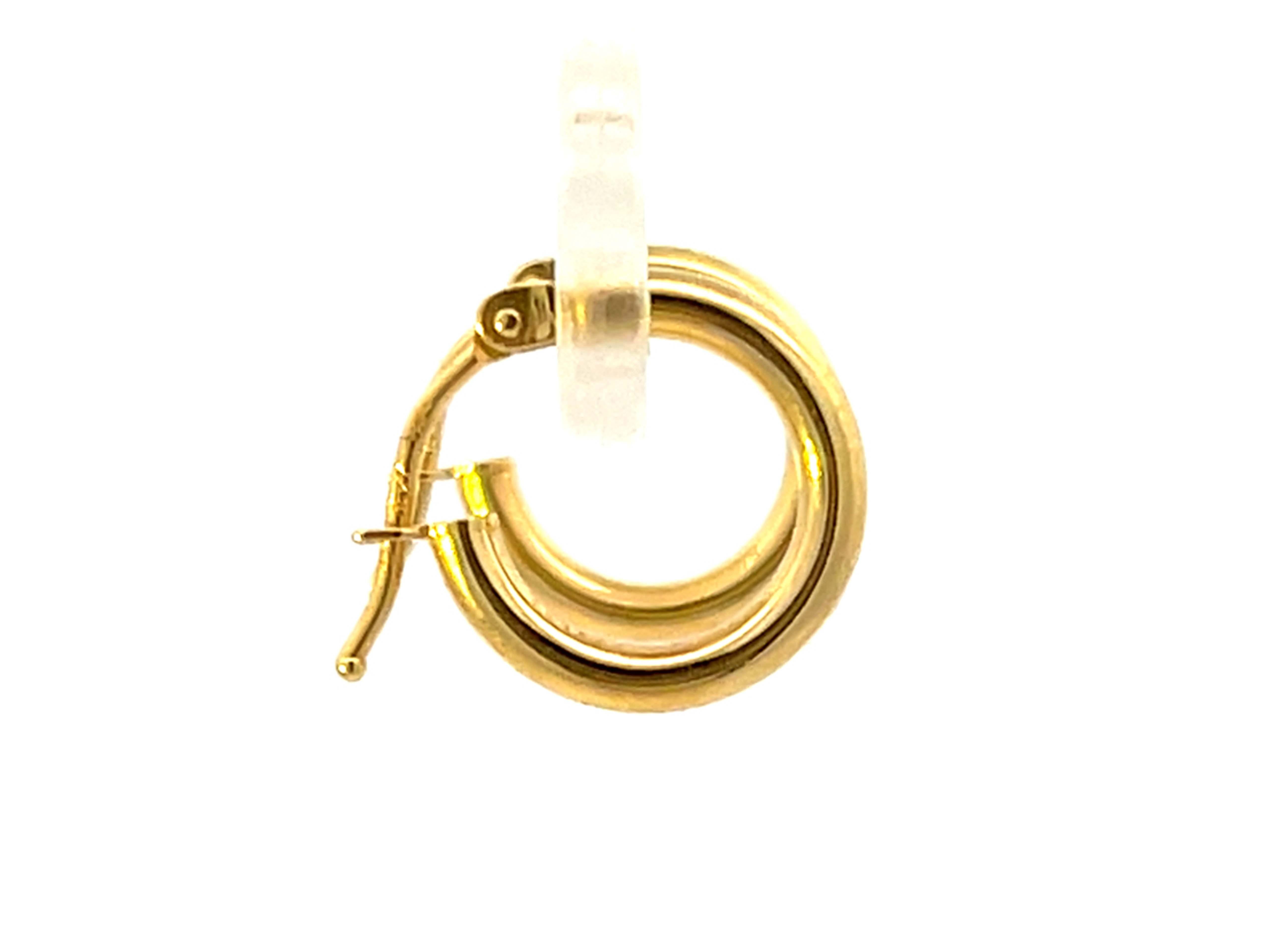 Donna Orecchini a cerchio piccoli in oro giallo 14K con spessore di 2 mm e diametro di 15,5 mm in vendita
