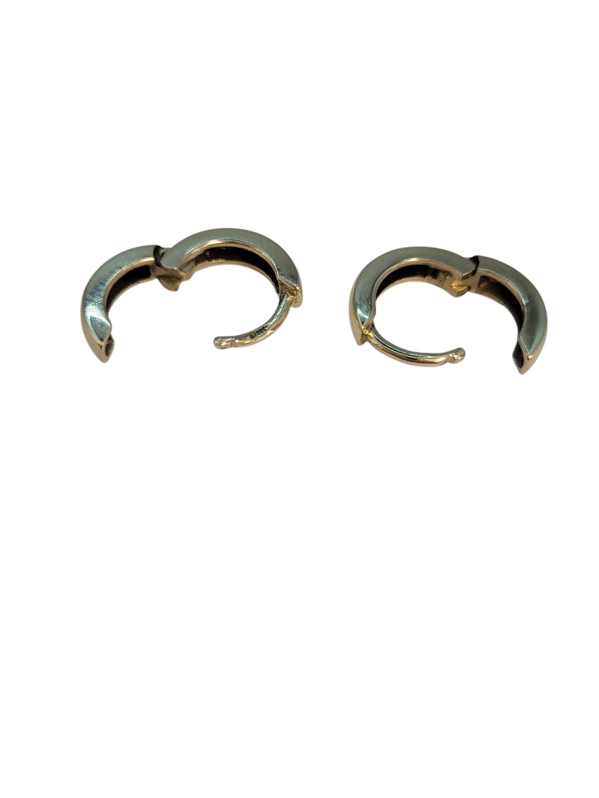 Boucles d'oreilles en or jaune 14k avec petite charnière Huggie #23146 Pour femmes en vente