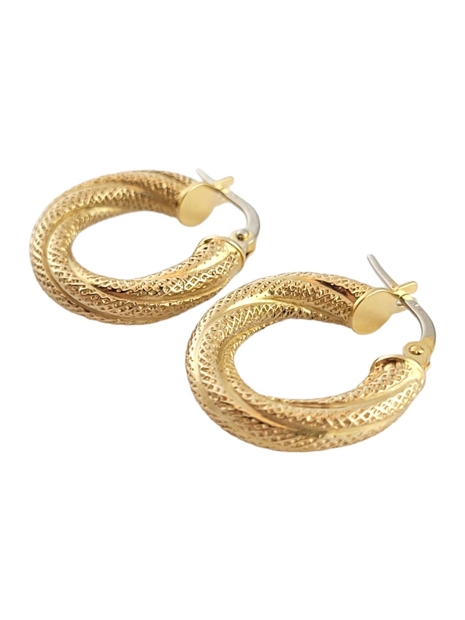 Dieses wunderschöne Set aus kleinen Ohrringen aus 14 Karat Gold hat eine schöne, strukturierte Oberfläche!

Größe: 18,4 mm x 17,1 mm x 3,7 mm

Gewicht: 1,70 g/ 1,1 dwt

Punze: 14KT ITALIEN

Sehr guter Zustand, professionell poliert.

Wird in einem