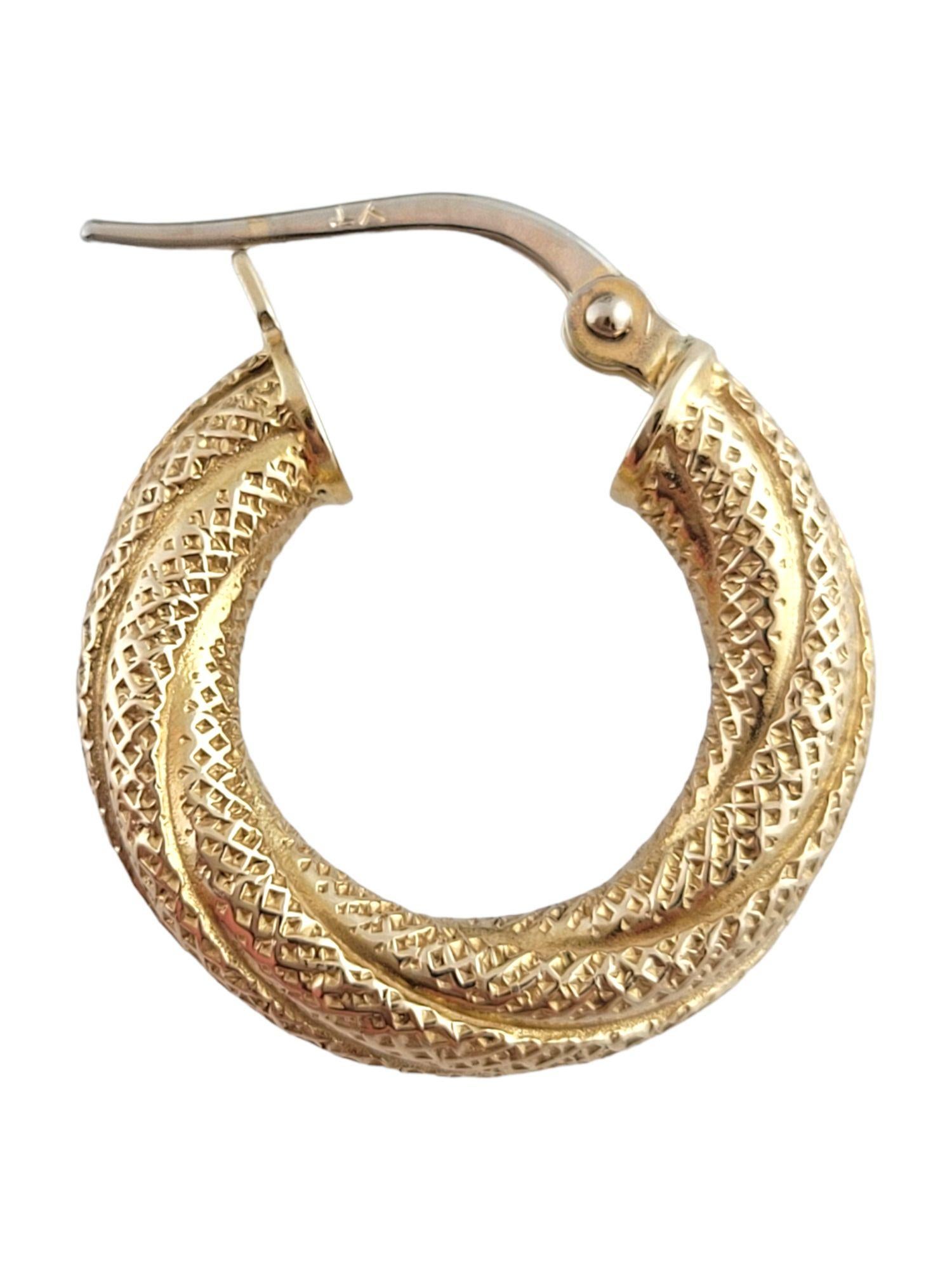 14K Gelbgold Kleine strukturierte Creolen #14797 im Zustand „Gut“ in Washington Depot, CT