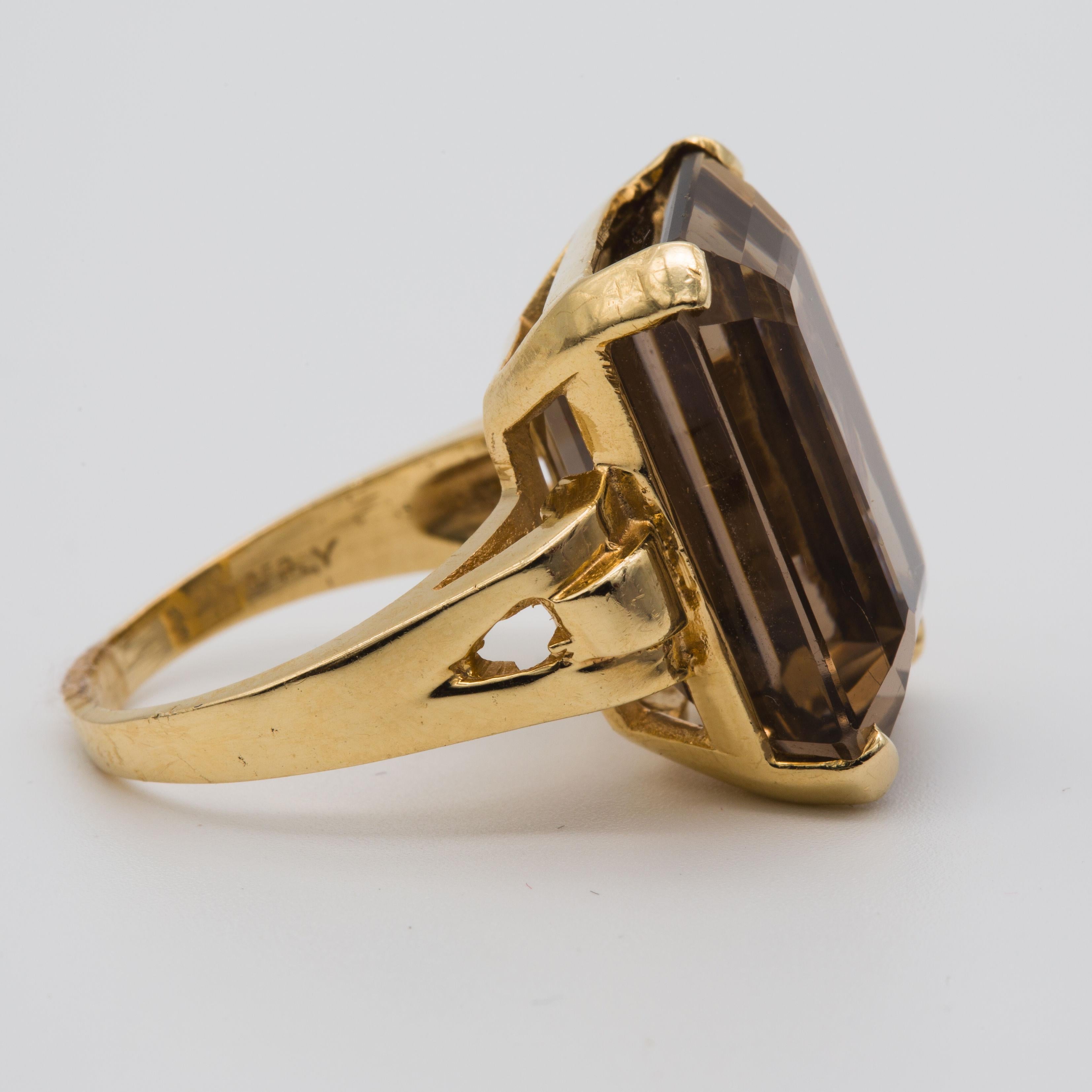 MATERIAL: 14k Gelbgold
Edelstein: Rauchquarz 21 cttw
Gewicht: 12,2 Gramm
Größe: 7.5 (US-Größe)

Übergroßer Cocktailring mit schönem Braunton und einzigartiger stabiler Fassung, die den Stein ergänzt.