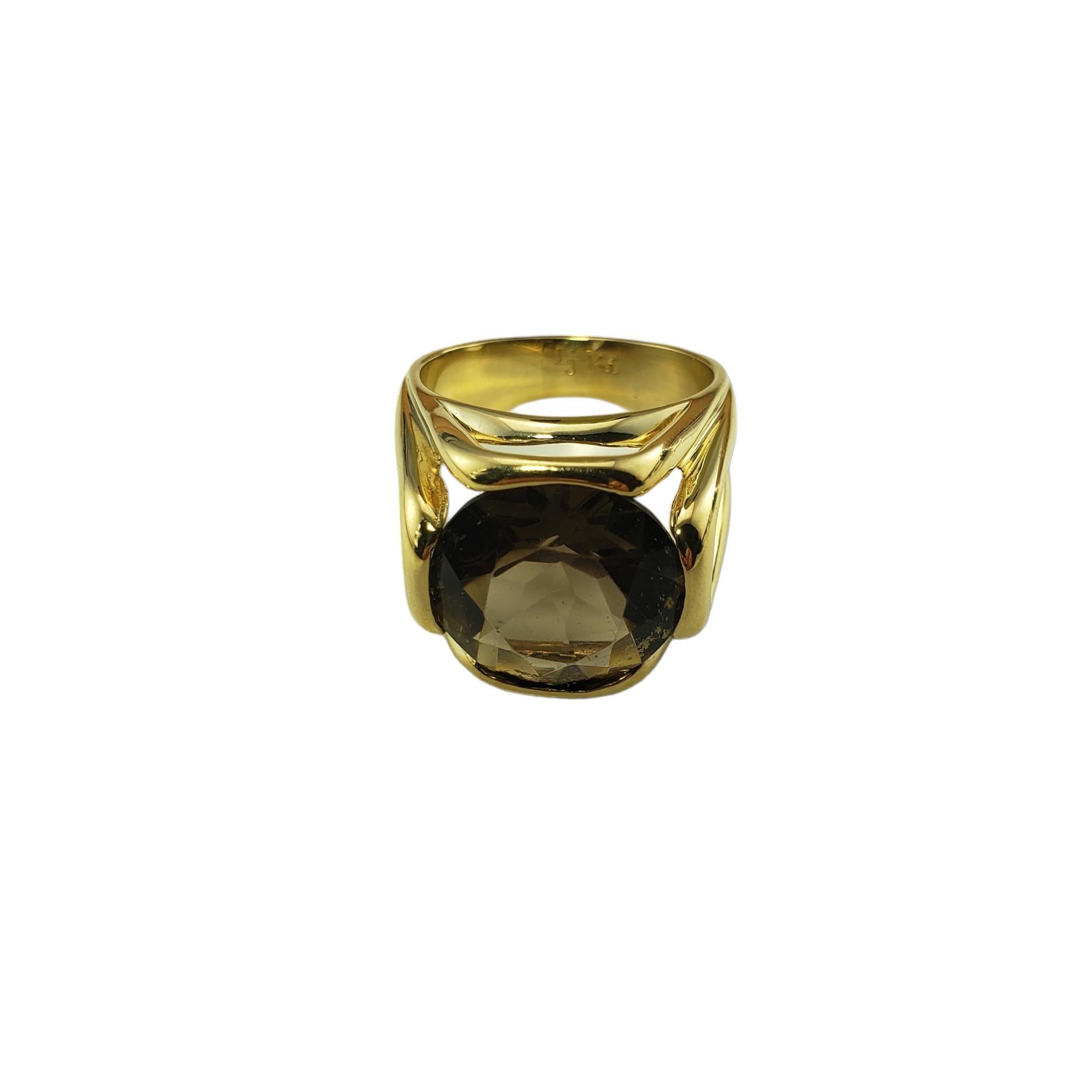 Vintage 14 Karat Yellow Gold Smiky Quartz Ring Size 8 JAGi Certified #15461-

This elegant ring features one round smoky quartz stone (14 mm) set in beautifully detailed 14K yellow gold.  Width:  16 mm.  Shank: 4.8 mm.

Quartz weight:  7.81