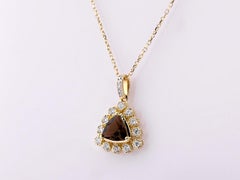 Pendentif en or jaune 14K Smoky Trillion Halo Heirloom