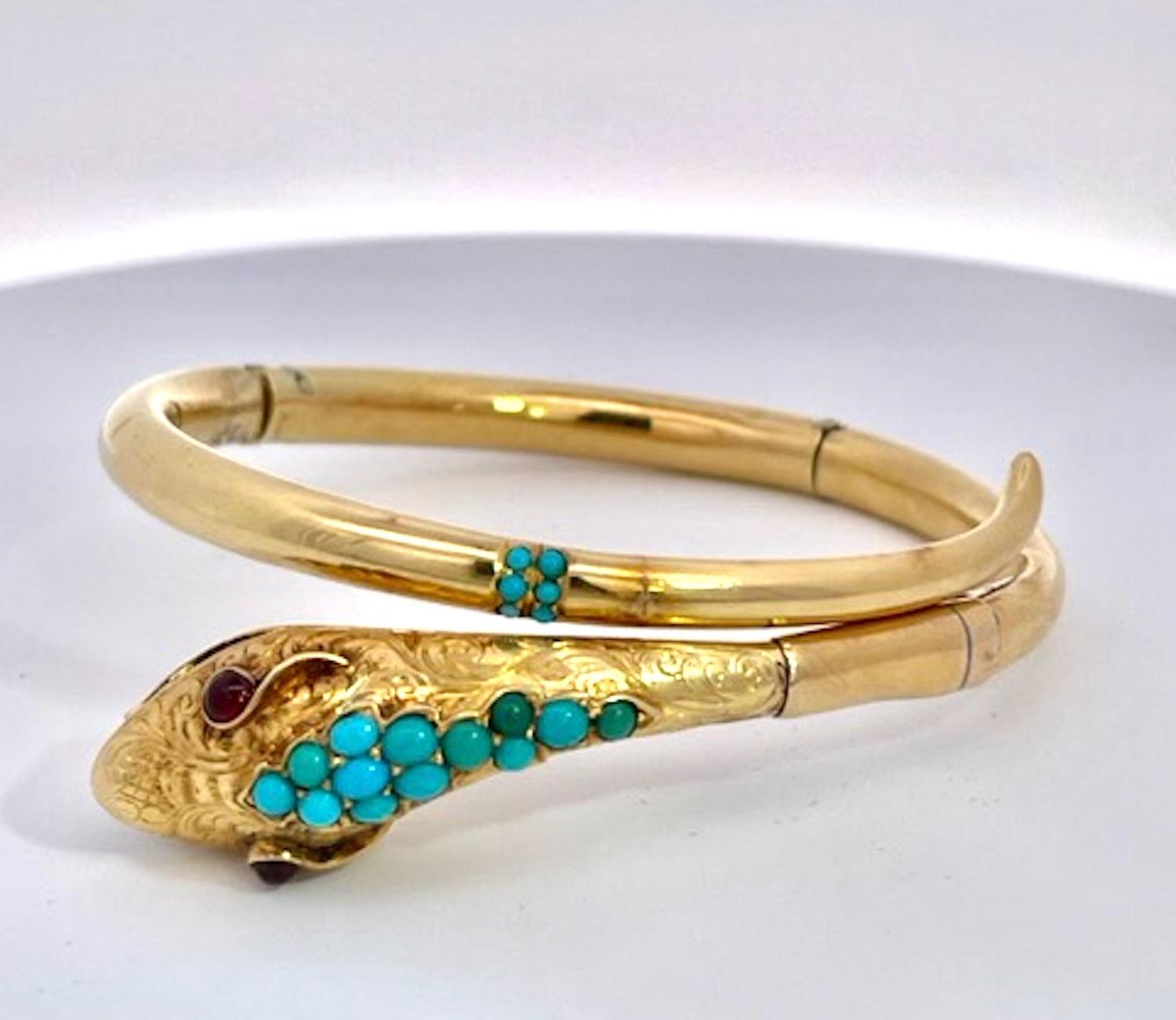 Hier haben wir ein weiteres schönes Schlangenarmband.
Dieses Exemplar ist aus 14K Gelbgold gefertigt und mit wunderschönen (persischen) Türkisperlen am Kopf und einigen verstreuten Perlen am Schwanz geschmückt.  Dieses Armband ist schlicht und