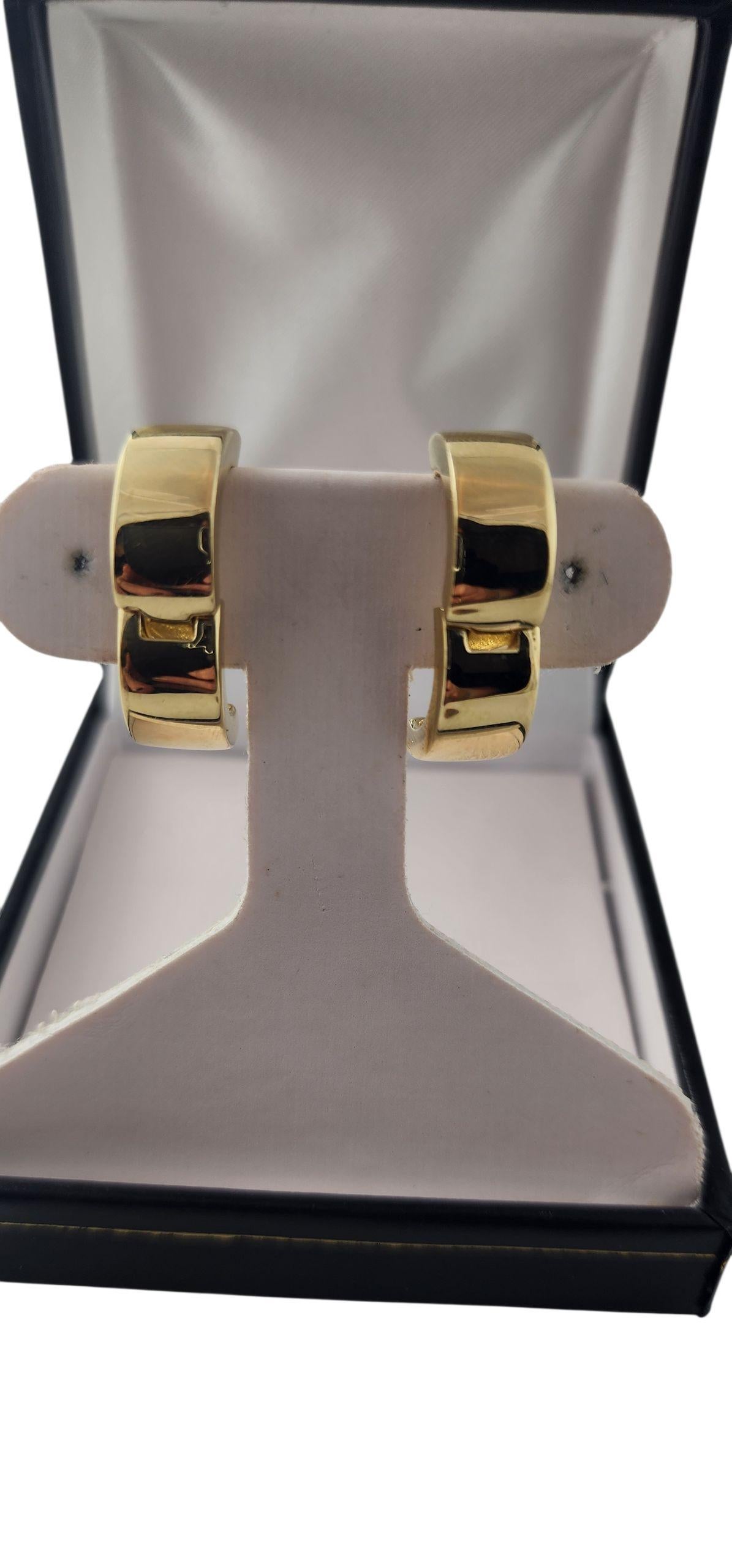 Orecchini a cerchio con cerniera Huggie in oro giallo 14k #23097 In condizioni buone in vendita a Washington Depot, CT