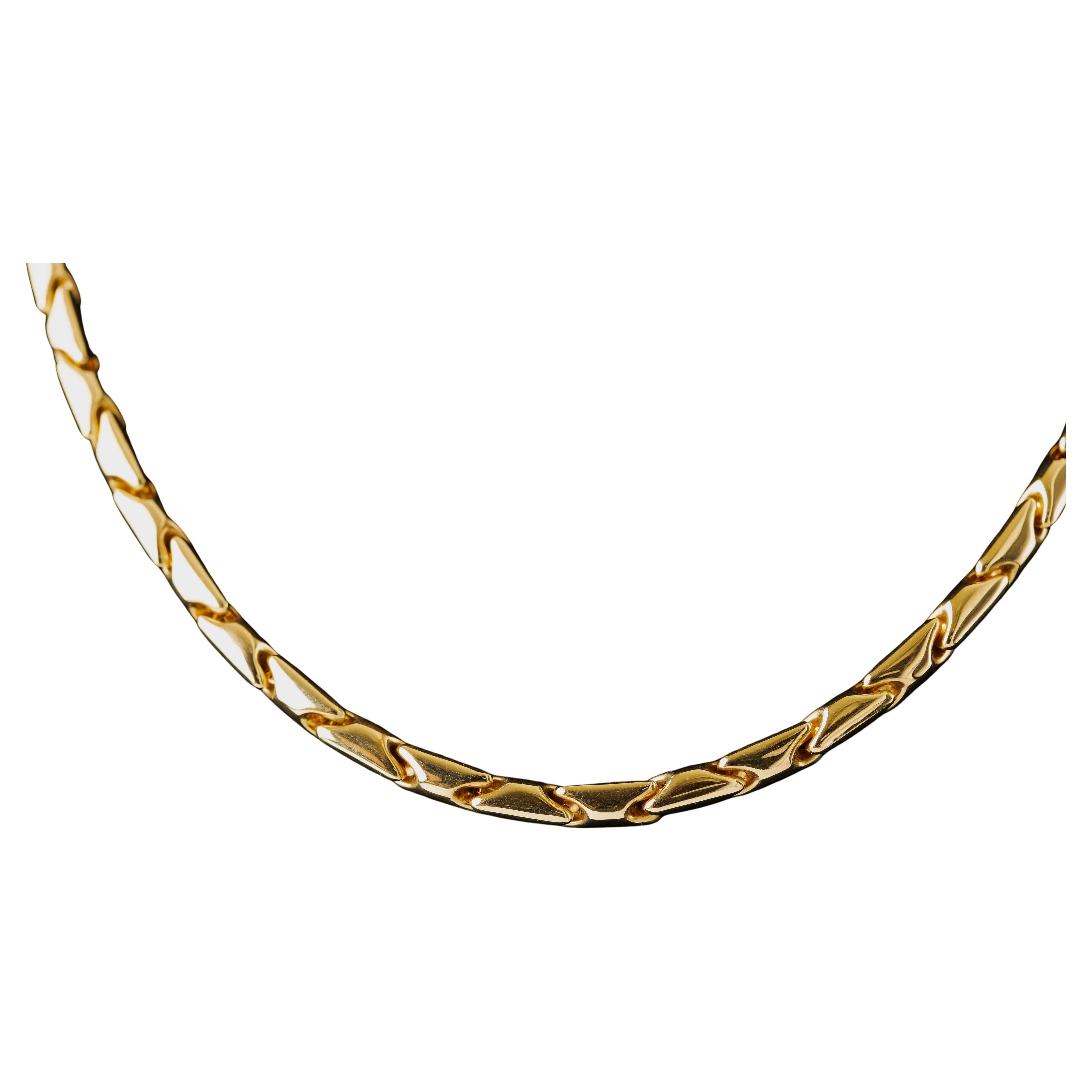 Material: 14k Yellow Gold
Weight: 23.4 grams
Lenght: 17 inches
Link width: 5.4 mm

Beautiful sturdy link necklace crafted in 14k yellow gold. Great for layering or as a single piece. This necklace offers a classic look that you won't be able to get