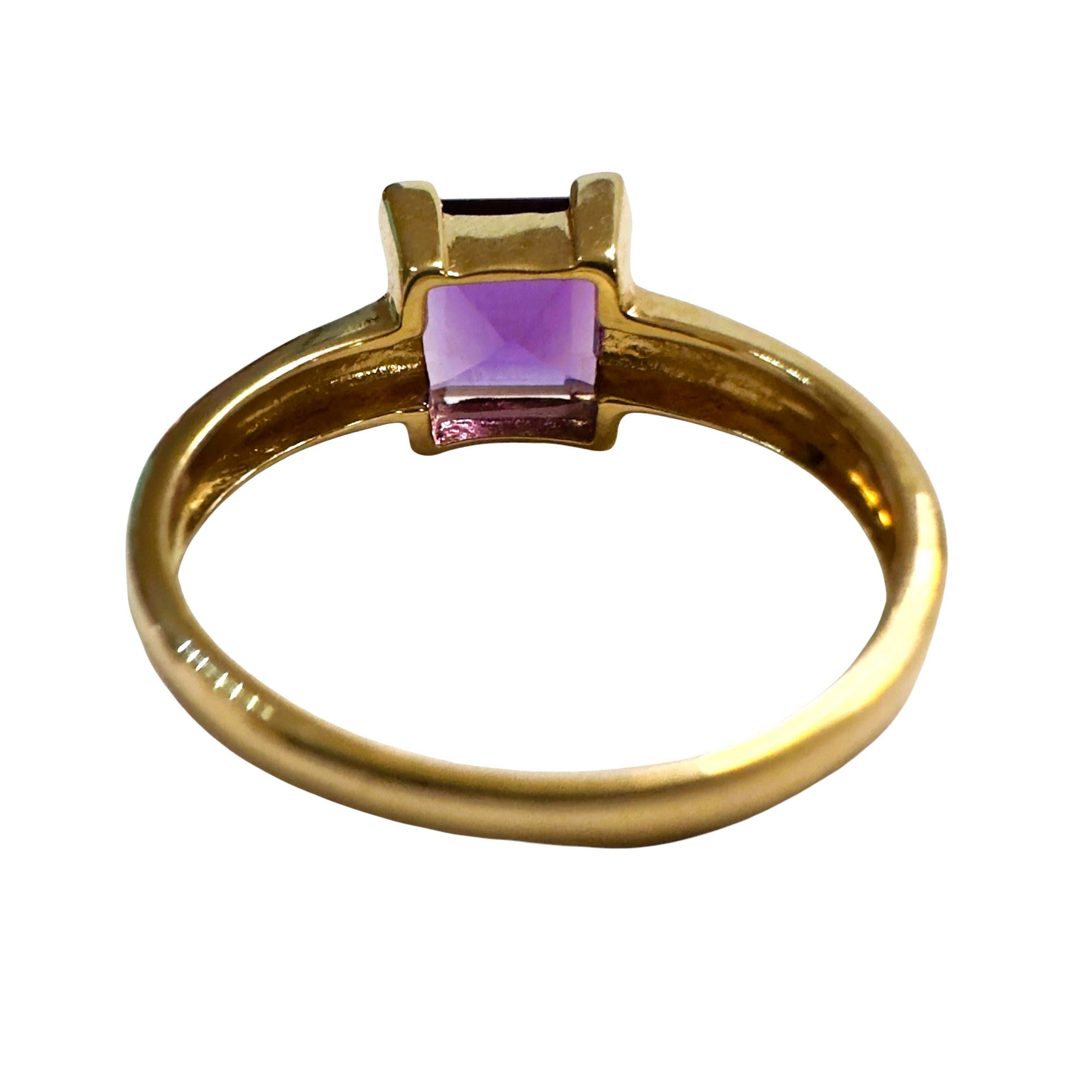 14k Yellow Gold Solitaire Amethyst Modernist Ring Size 6.75 In Excellent Condition For Sale In Eagan, MN