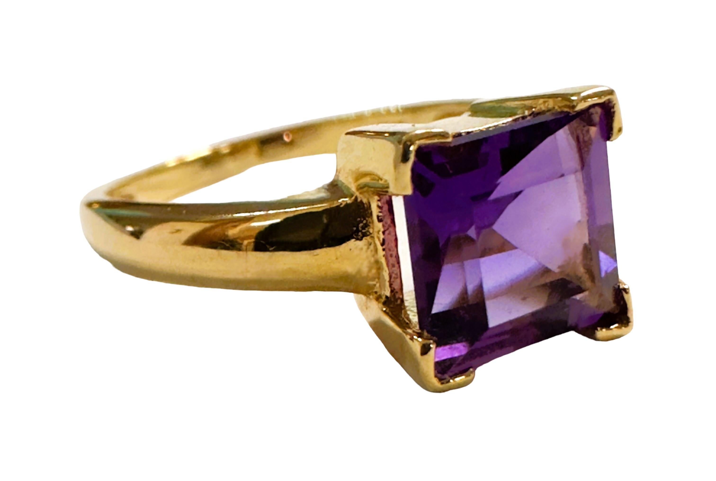 Women's 14k Yellow Gold Solitaire Amethyst Modernist Ring Size 6.75 For Sale