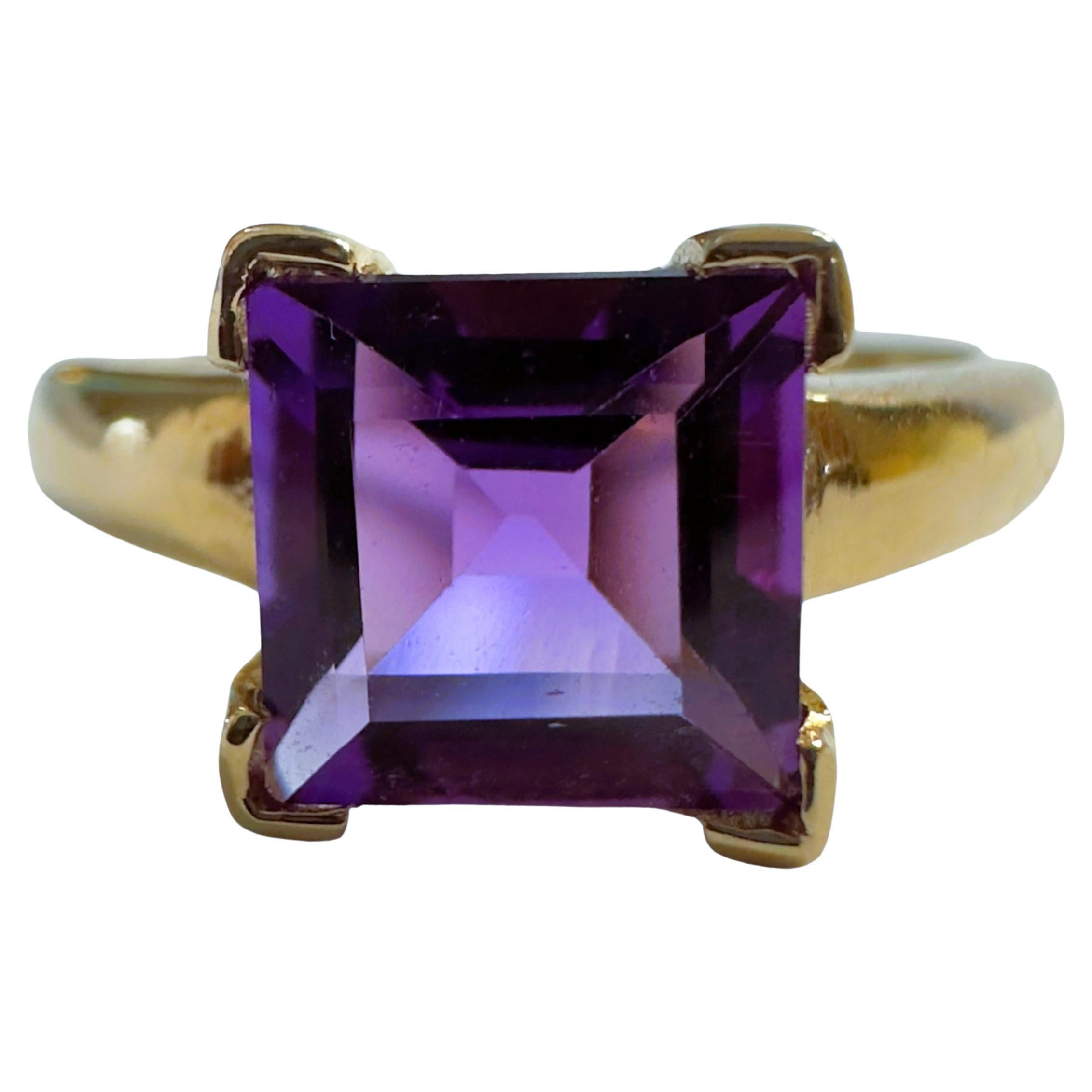 14k Yellow Gold Solitaire Amethyst Modernist Ring Size 6.75 For Sale