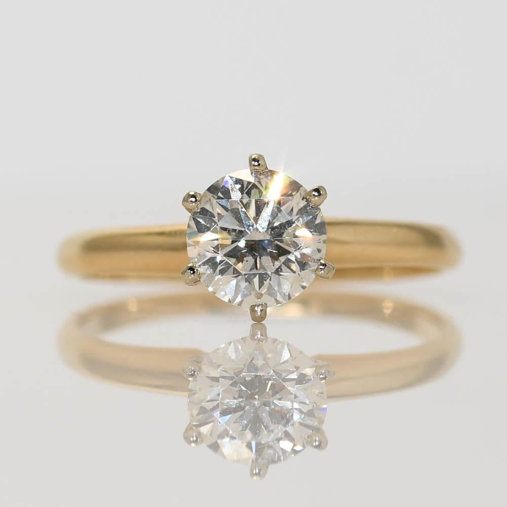 Bague solitaire en diamant pour dames en or jaune 14k.
Estampillé 14k et pèse 2 grammes en poids brut.
Le diamant est de taille ronde et brillante, 1,01 carat, pureté I1, couleur G-H, très bonne symétrie.
Elle fait face avec beaucoup de brio et