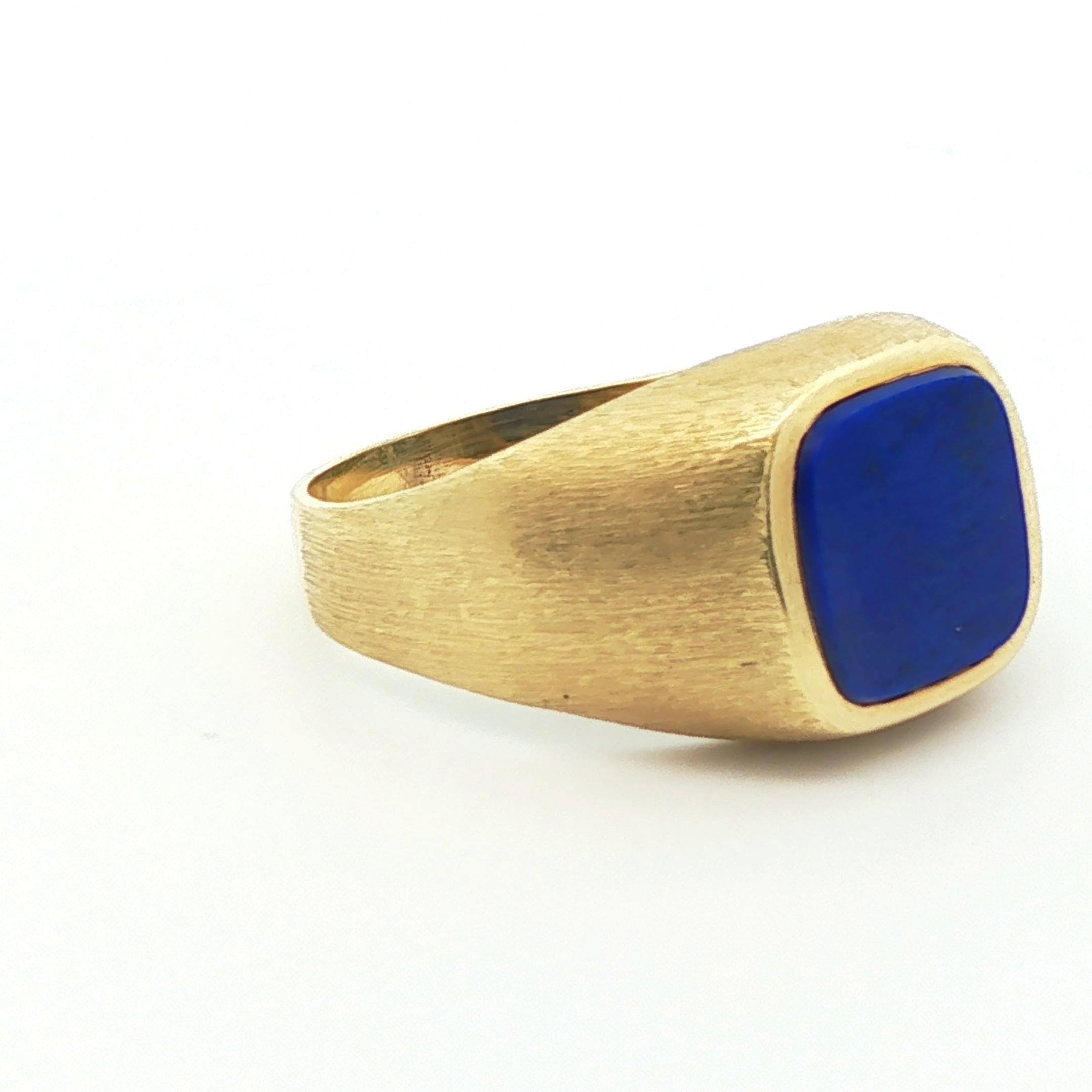 Contemporary 14k Yellow Gold Solitaire Lapis Ring For Sale