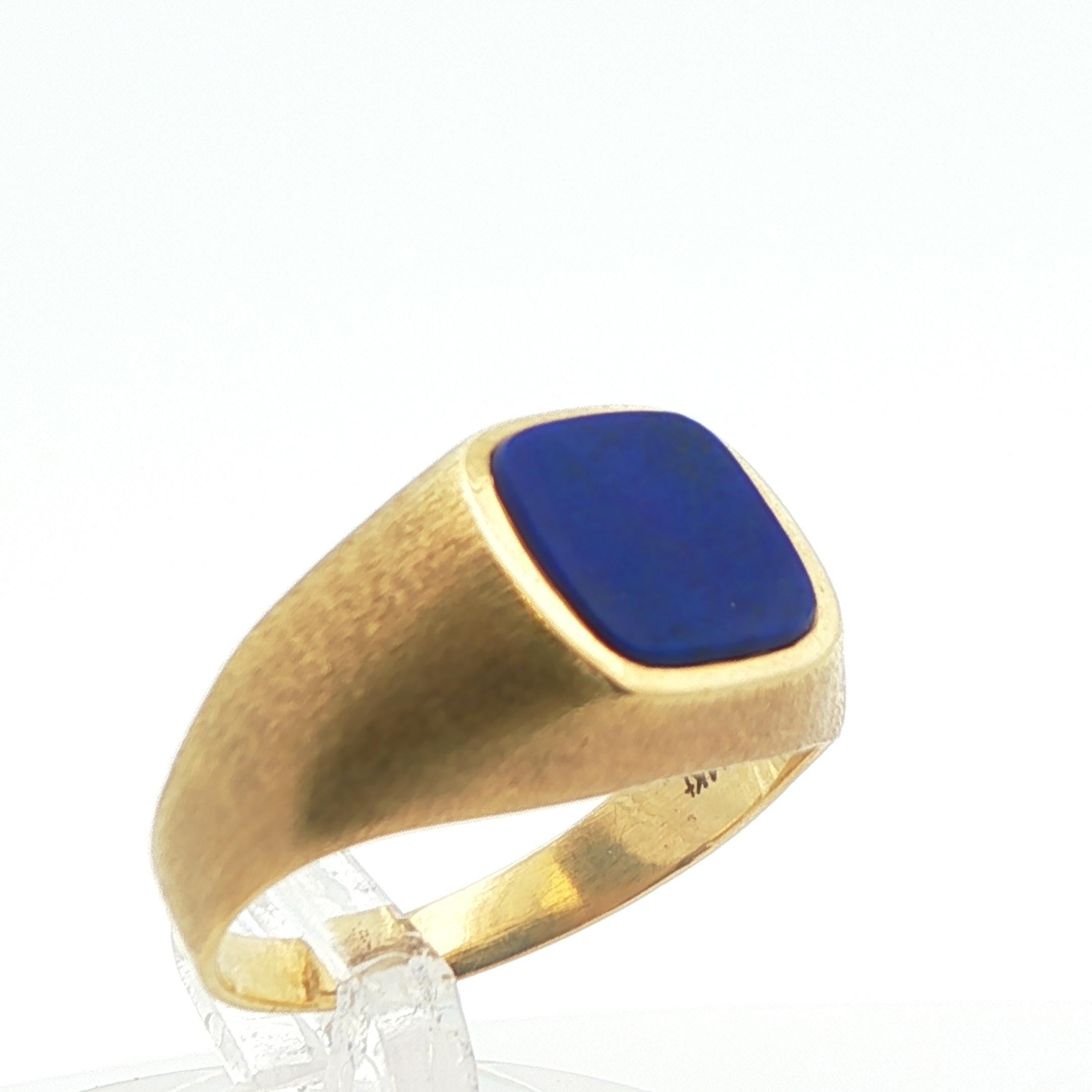 Cushion Cut 14k Yellow Gold Solitaire Lapis Ring For Sale