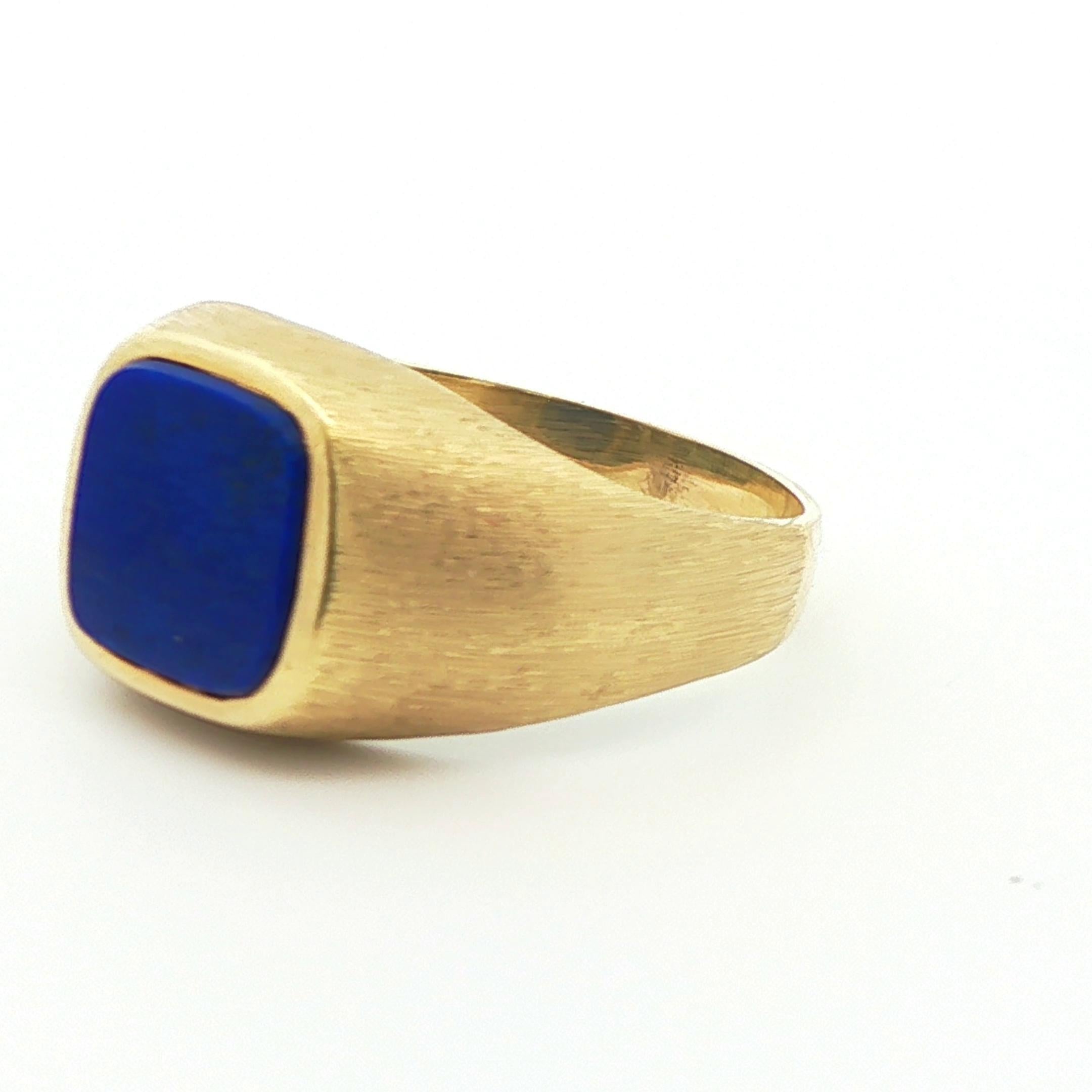 Men's 14k Yellow Gold Solitaire Lapis Ring For Sale