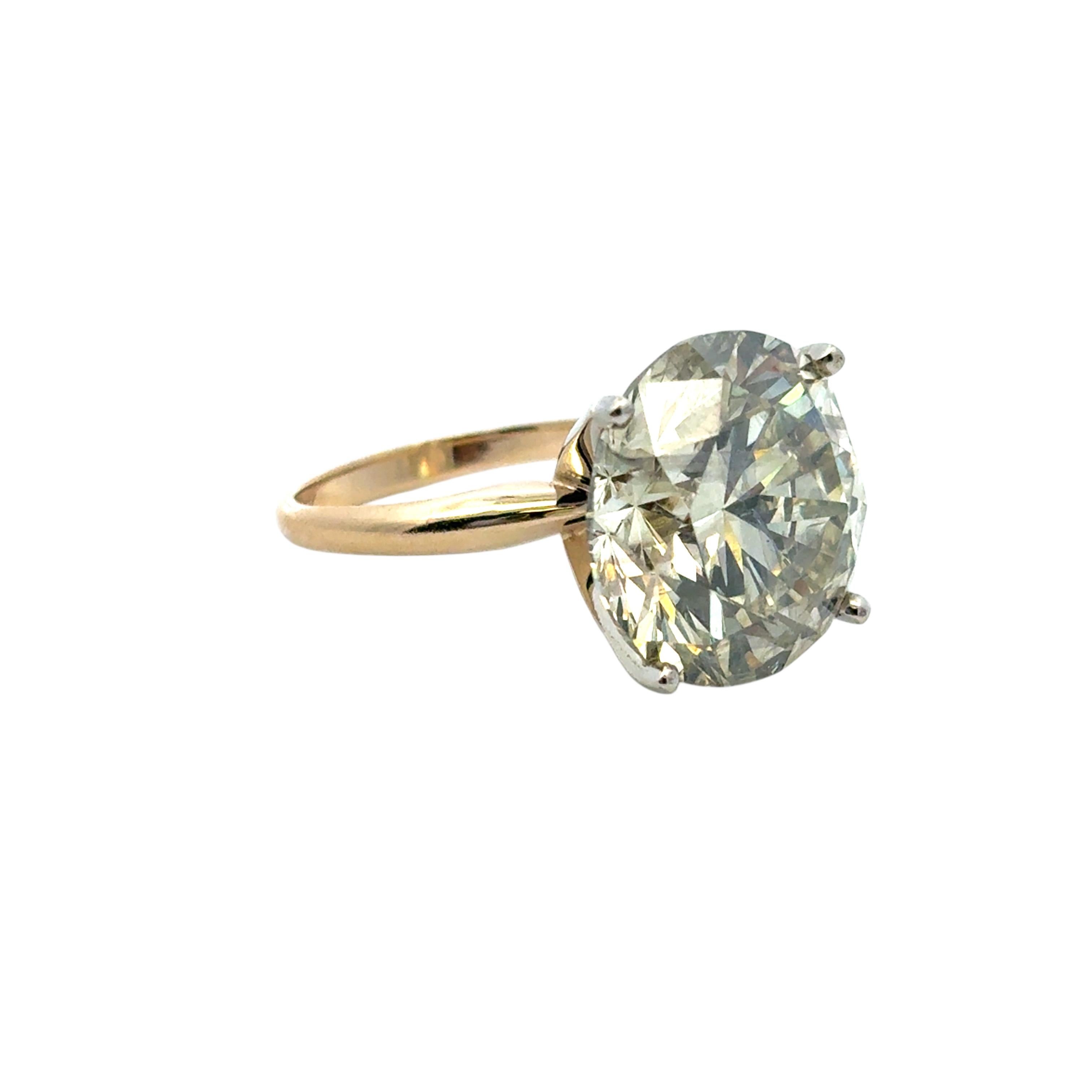 Modern 14k Yellow Gold Solitaire Ring Set with a 15.30ct Round Brilliant Diamond For Sale