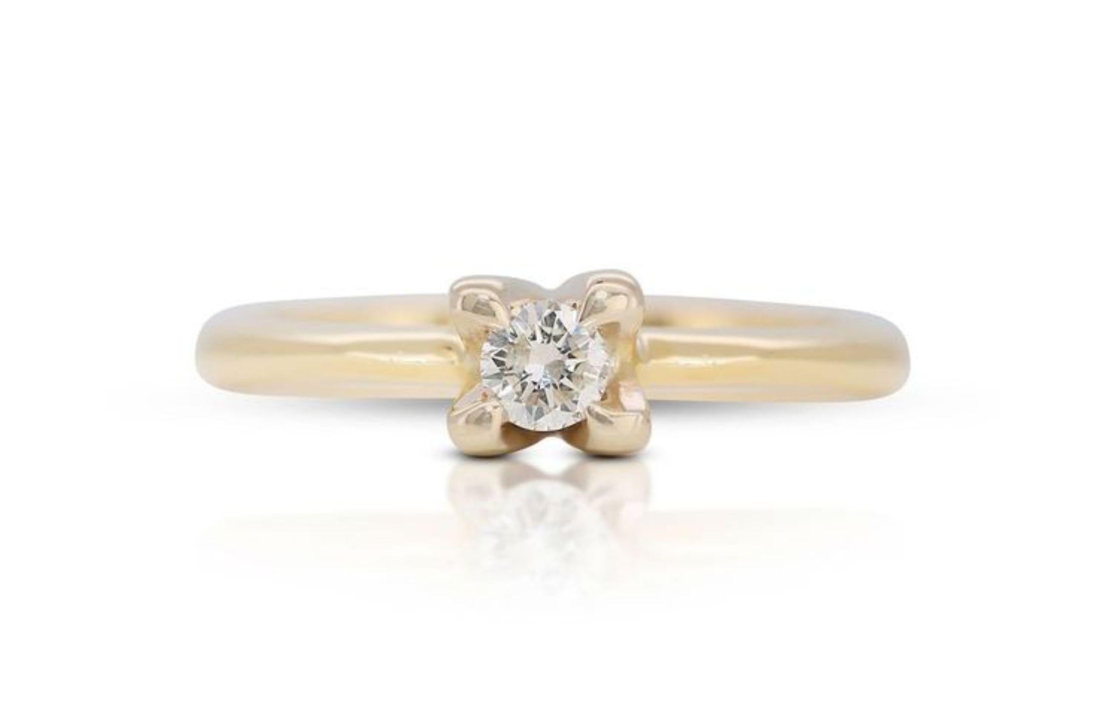 Taille ronde Bague solitaire en or jaune 14 carats avec diamant naturel de 0,13 carat en vente