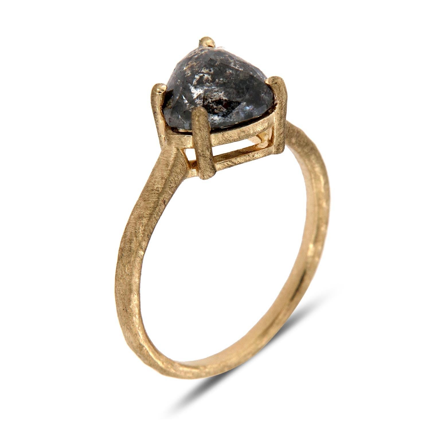 Dieses erdige Design Solitär-Ring verfügt über eine facettierte 2,04 -Karat Salt & Pepper Trilliant Natural Diamant prong- Set auf einem 1,5 mm mattiert Band. Die einzigartige Textur, die wir auf das Band aufgetragen haben, trägt zum rustikalen