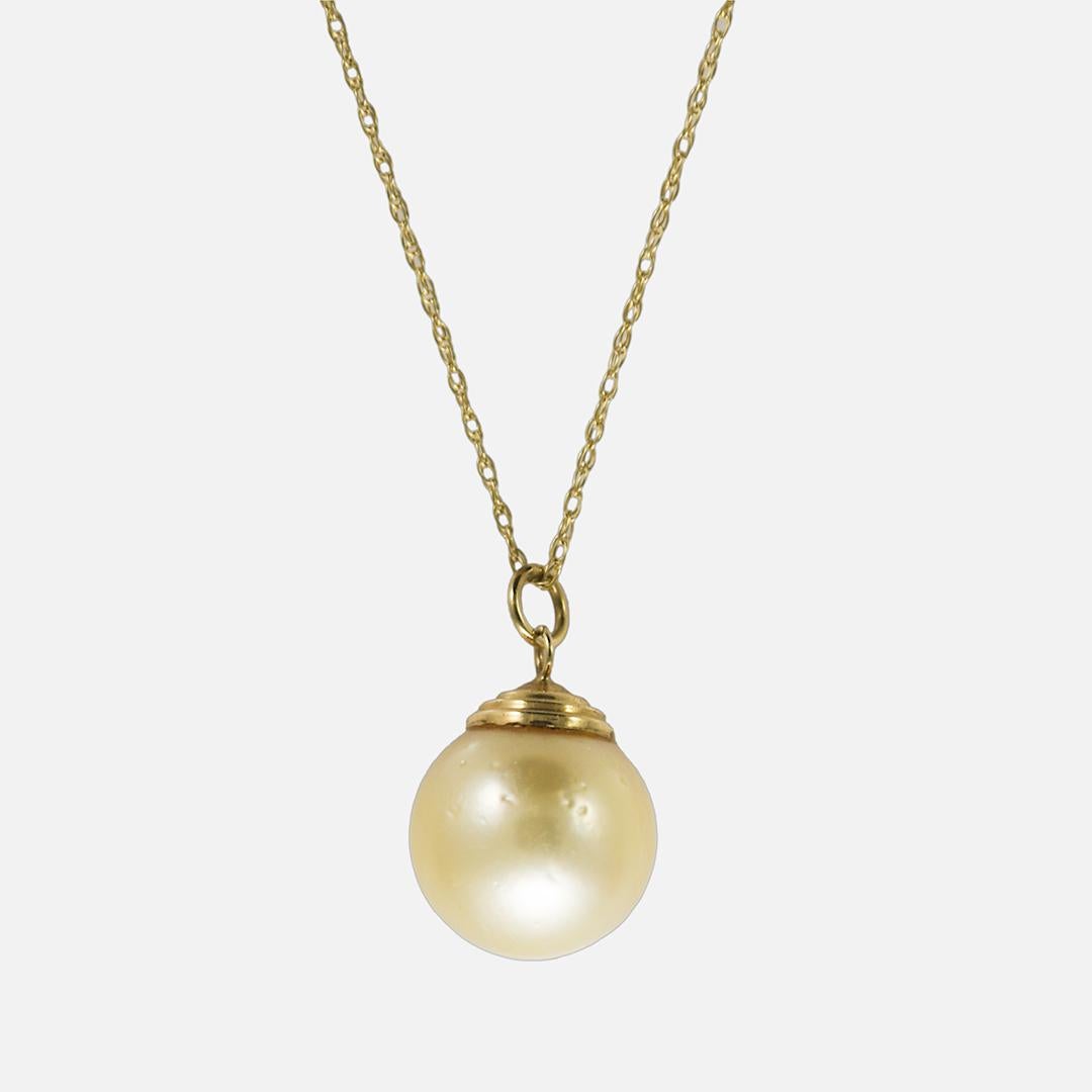 14k yellow gold golden South Sea pearl necklace.
The gross weight is 4.2 grams.
The necklace tests 56.5% gold with an XRF metals analyzer.
The pearl has a light yellowish-gold color, 13mm in diameter.
There are natural surface blemishes on the