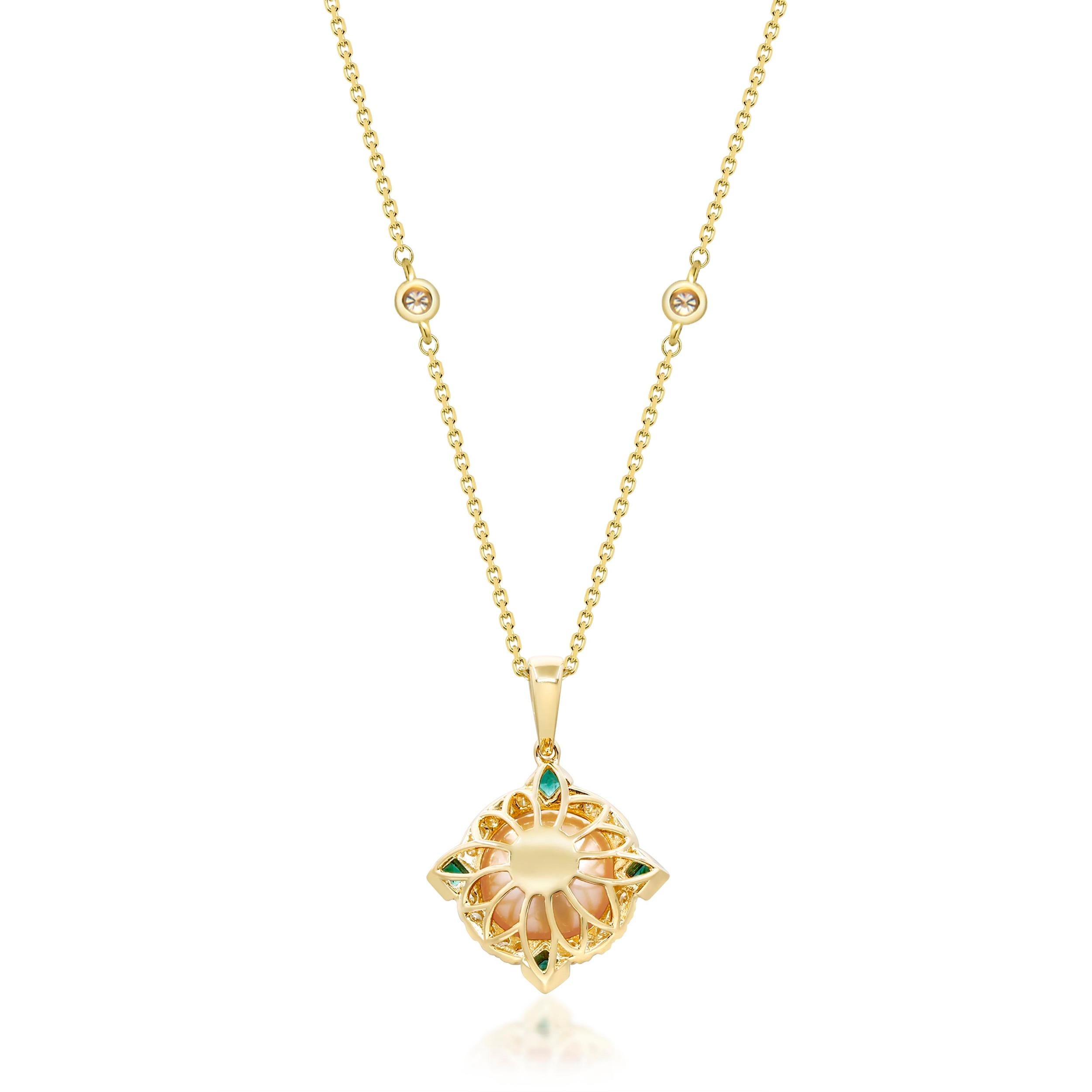 Ce luxueux pendentif en or jaune 14 carats représente le summum de l'artisanat d'art. La pièce maîtresse est une magnifique perle dorée des mers du Sud de 11,73 carats, appréciée pour son éclat exceptionnel et sa surface lisse. Quatre émeraudes de