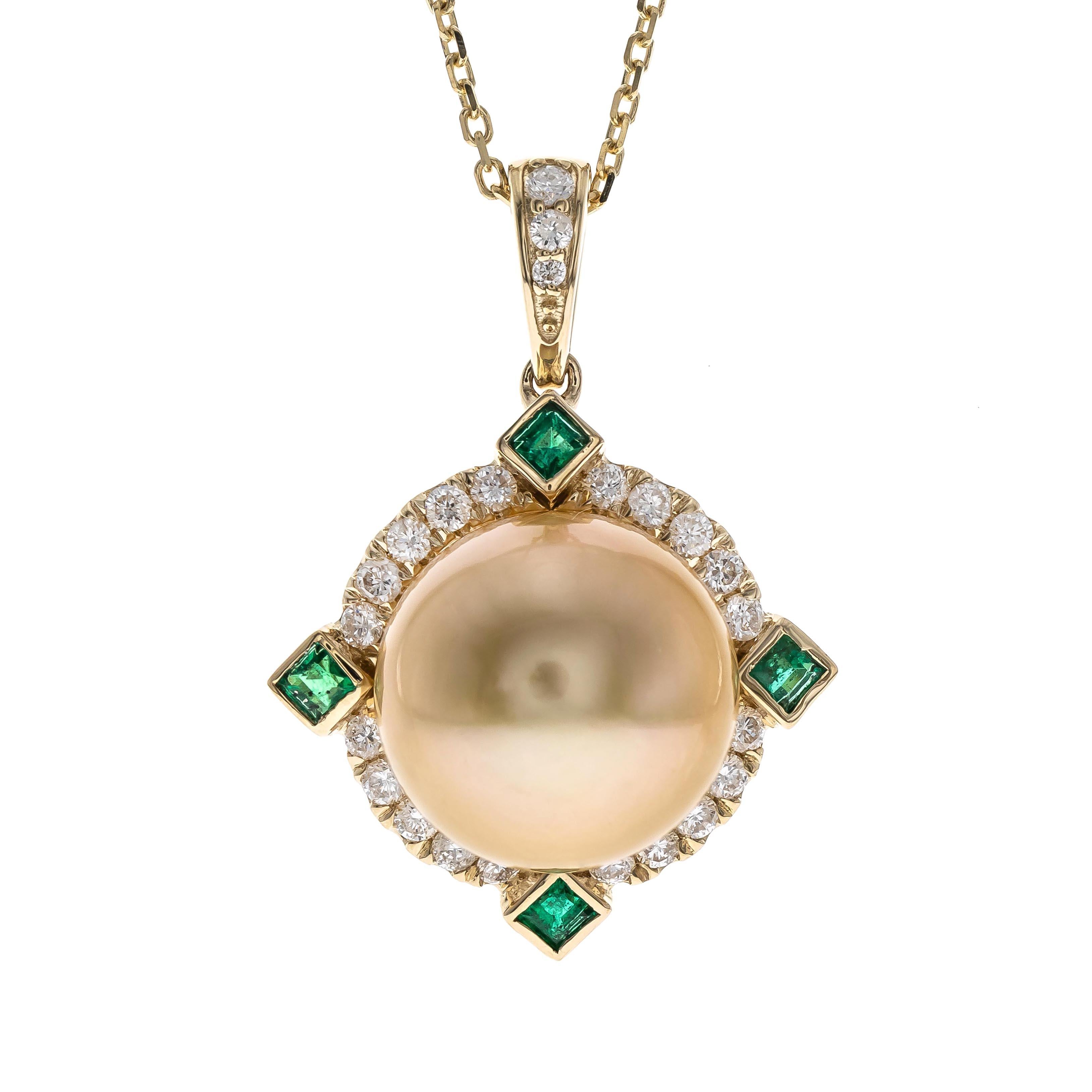 Taille ronde 14K Yellow Gold South Sea Pearl Pendant with Emerald & Diamond Halo en vente