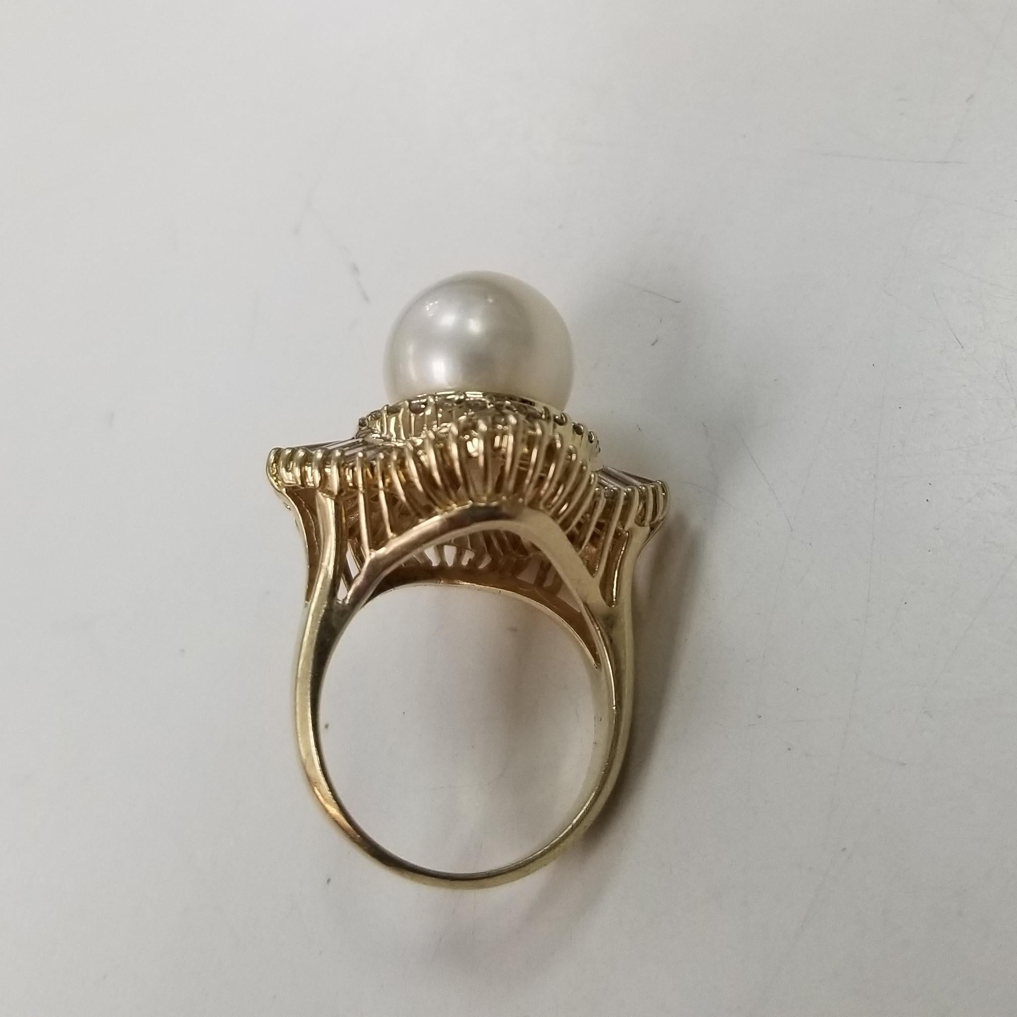 Ballerina aus 18 Karat Gelbgold mit Südseeperle und Baguette-Diamanten im Zustand „Neu“ im Angebot in Los Angeles, CA