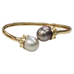 Bracelet en or jaune 14k perles blanches et grises des mers du Sud 