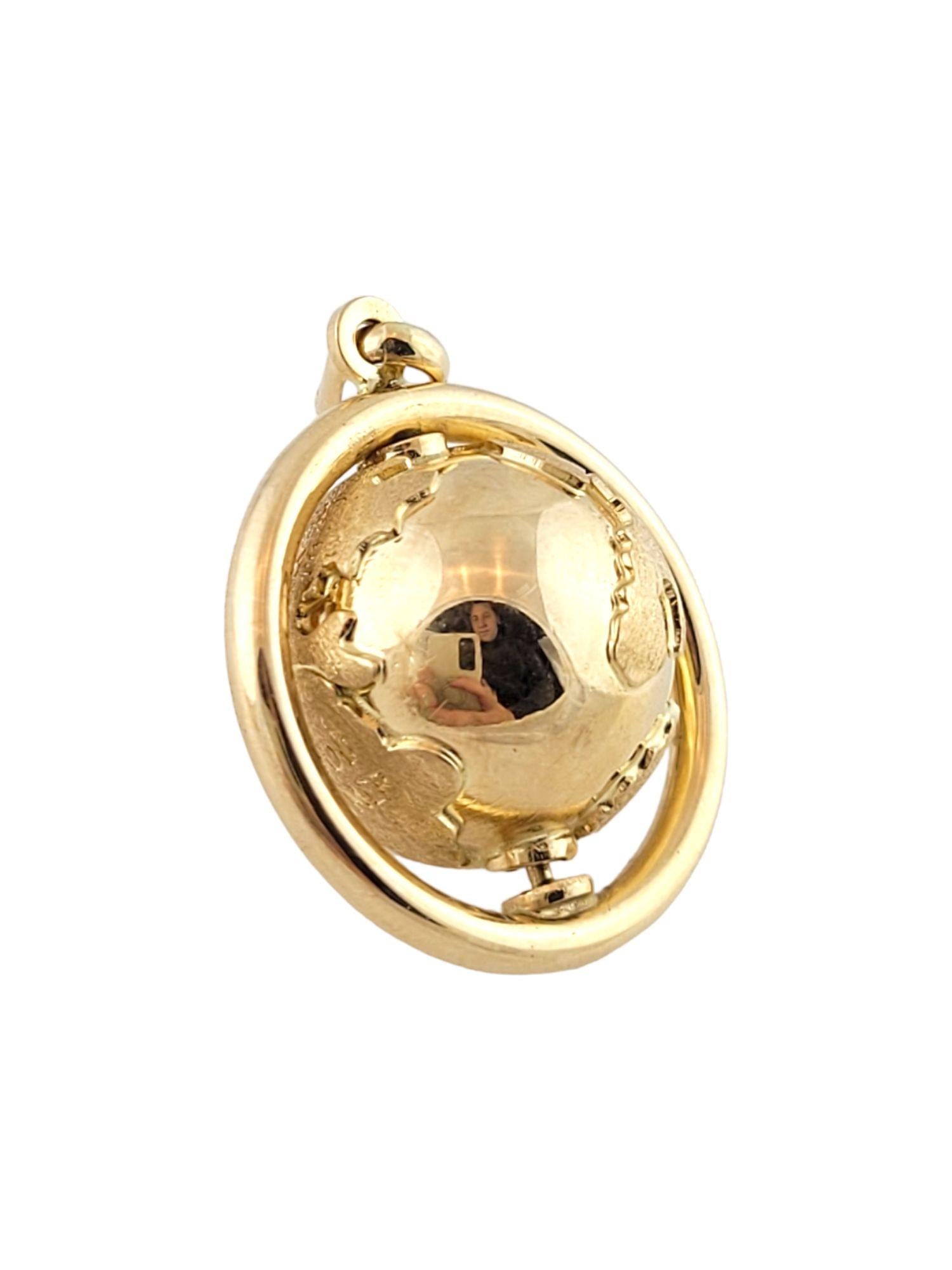 Vintage 14K Gelbgold Spinnerei Weltkugel Charme

Diese wunderschön detaillierte, 14K Gold Globus Charme hat sogar eine erstaunliche Drehfunktion wie ein echter Globus!

Größe: 26,5 mm x 23 mm x 16 mm
Länge mit Bügel: 33mm

Gewicht: 6,8 g/ 4,3