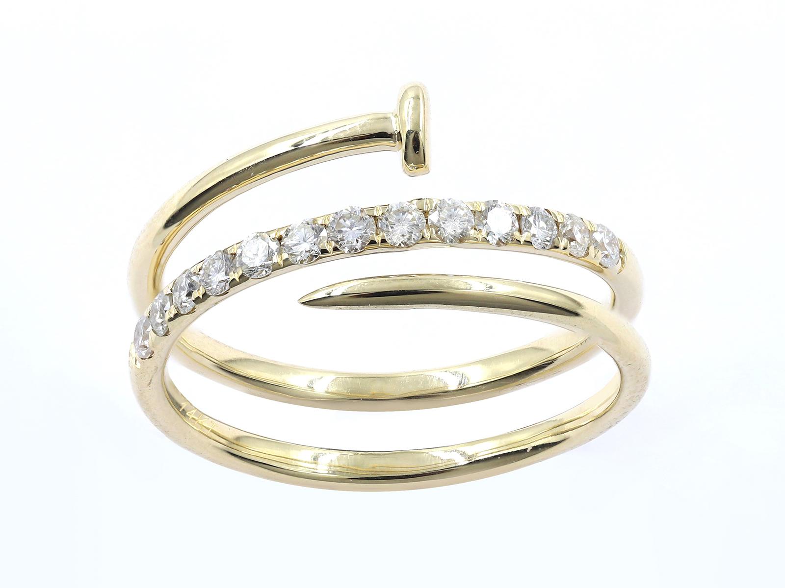 Cette magnifique bague enveloppante en or jaune 14 carats présente un style moderne en spirale rehaussé de 13 diamants ronds étincelants de taille brillante totalisant 0,33 carats. Son design élégant et ouvert lui confère une allure à la fois