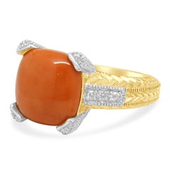 Bague en or jaune 14 carats avec un corail rouge taillé en cabochon carré « coussin » et un diamant rond